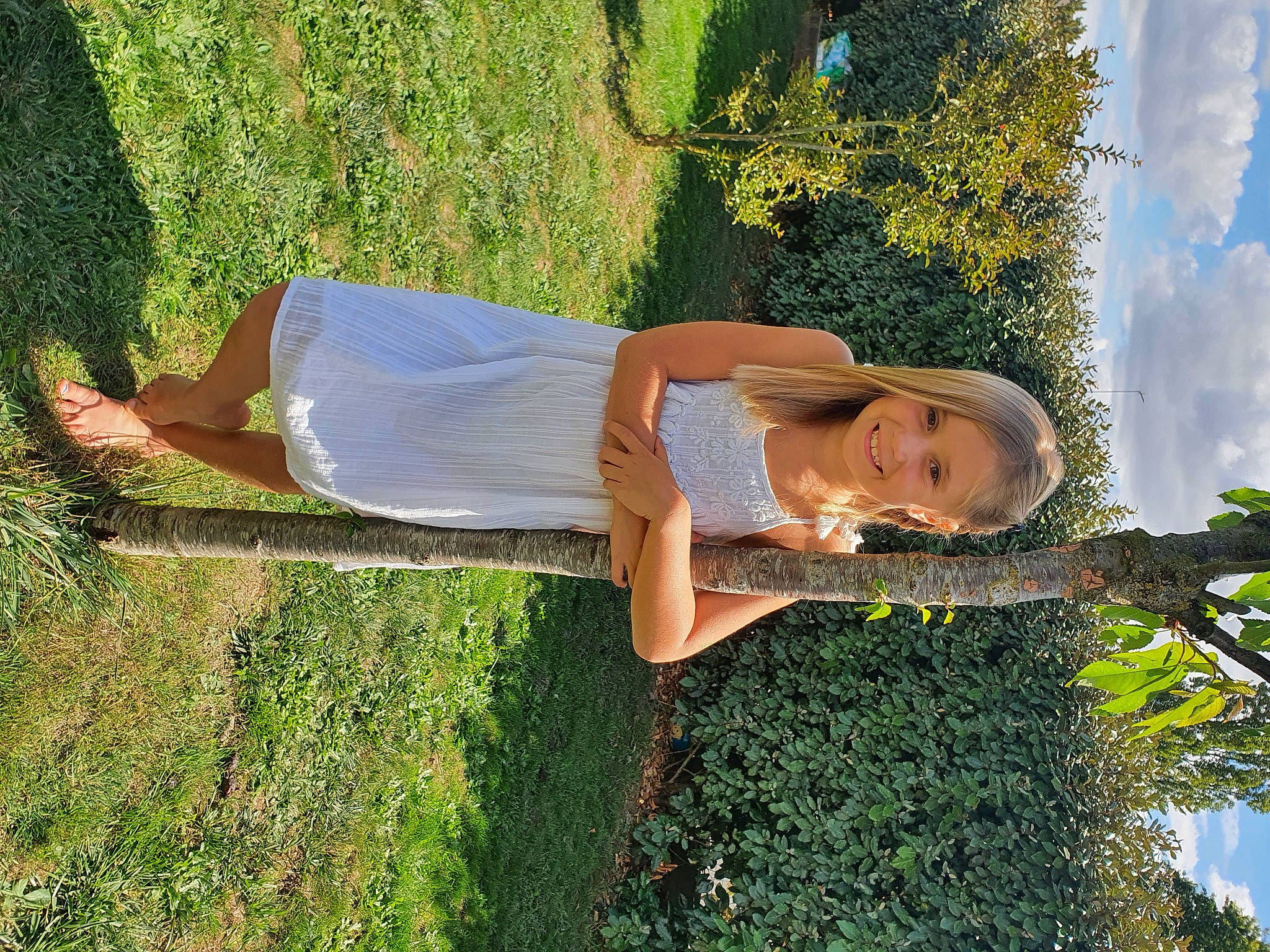 Lena participe au concours pour gagner de l'argent avec cette photo : beauty, grass, happy, joy, leisure, long_hair, people_in_nature, person, photography, plant, smile, summer, tree, vacation