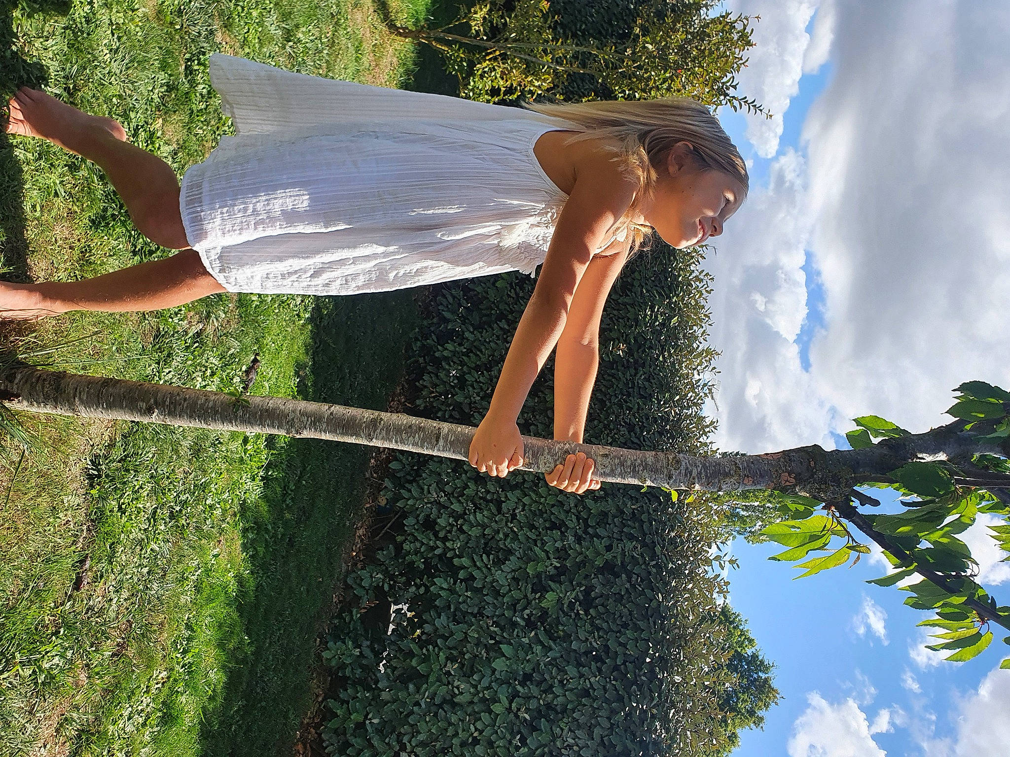 Lena a rejoint le concours — aidez-le/la à gagner de superbes lots ! dress, fun, leisure, muscle, people_in_nature, person, reflection, summer, sunlight, tree, water