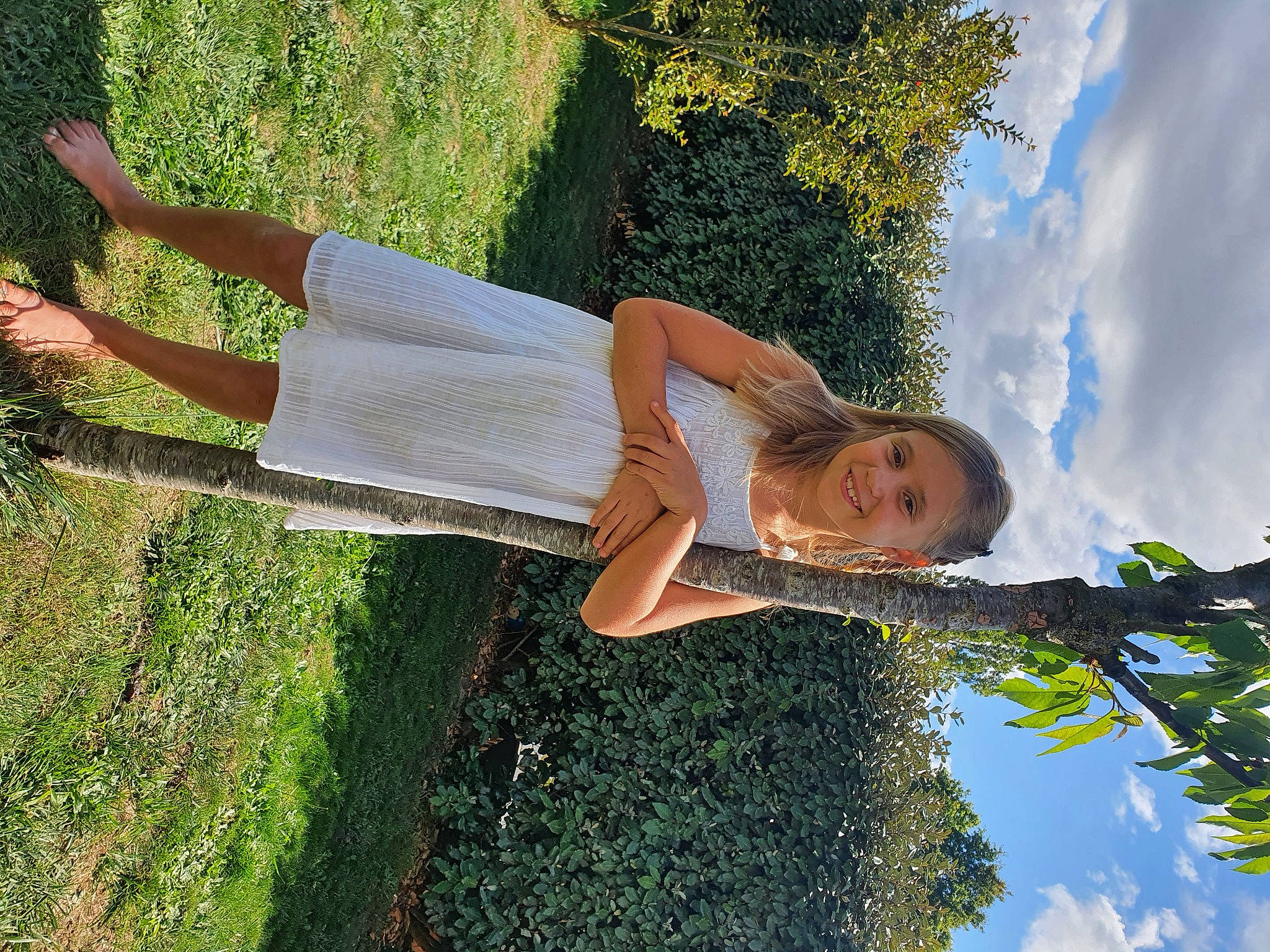 Lena participe au concours pour gagner de l'argent avec cette photo : dress, fun, grass, green, happy, joy, leisure, people_in_nature, person, photography, plant, reflection, summer, tree, vacation, water