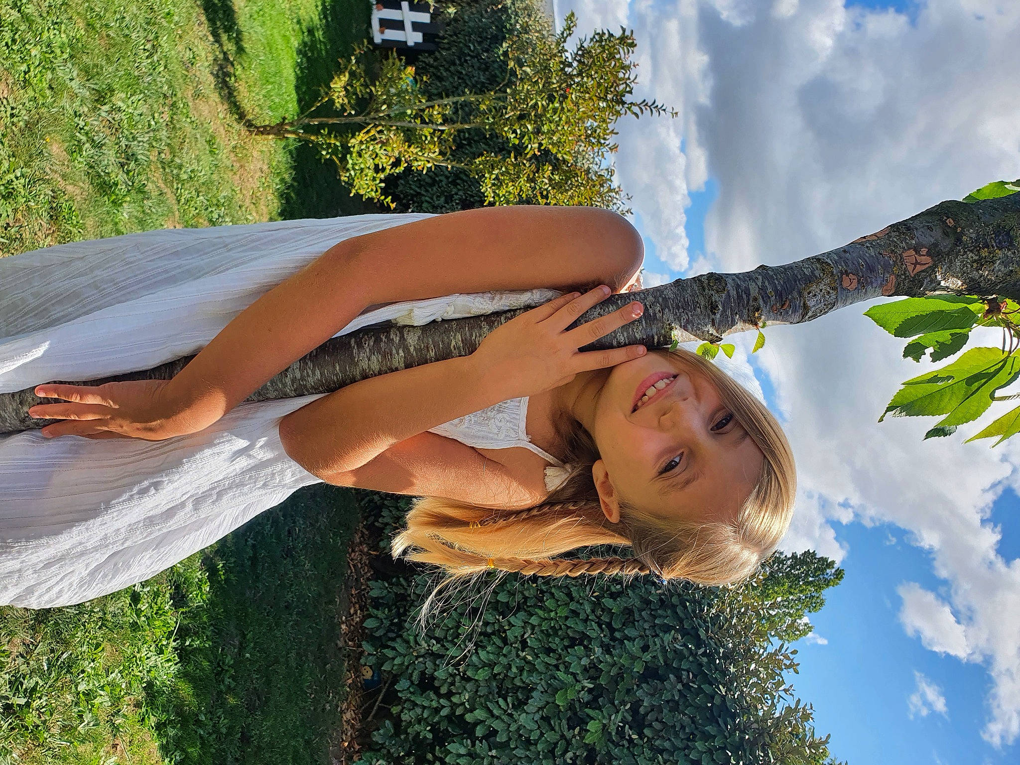 Lena a rejoint le concours — aidez-le/la à gagner de superbes lots ! beauty, branch, grass, happy, joy, leg, leisure, model, people_in_nature, person, photo_shoot, photography, plant, sportswear, summer, sunlight, tree, vacation, woody_plant