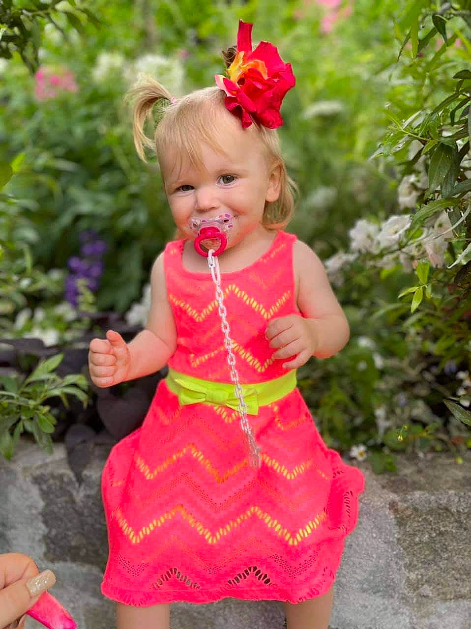 Séléña a rejoint le concours — aidez-le/la à gagner de superbes lots ! baby_toddler_clothing, beauty, botany, day_dress, dress, face, flower, grass, happy, leaf, magenta, one_piece_garment, pattern, people_in_nature, person, petal, photograph, pink, plant, smile