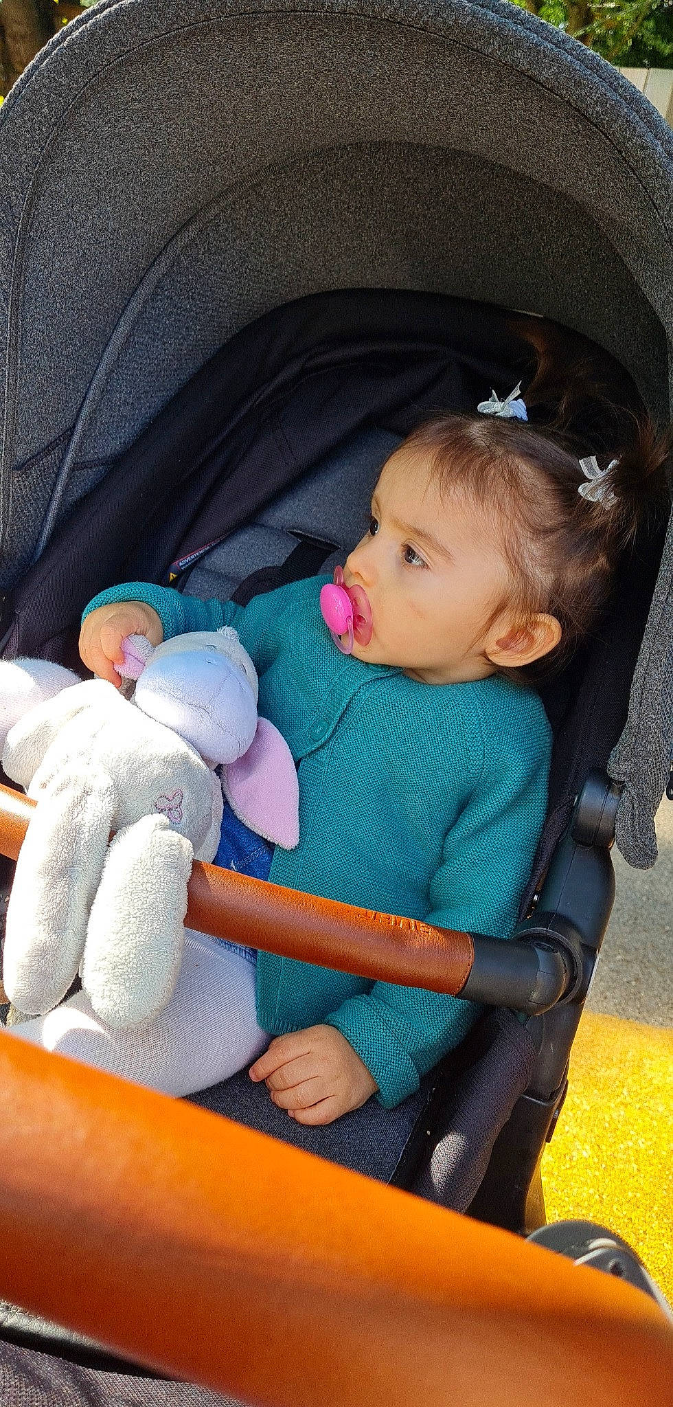 Jade a rejoint le concours — aidez-le/la à gagner de superbes lots ! baby, baby_carriage, baby_in_car_seat, baby_toddler_clothing, beauty, car_seat, cheek, comfort, eye, finger, head, human_body, iris, lap, mammal, organ, person, product, skin, toddler