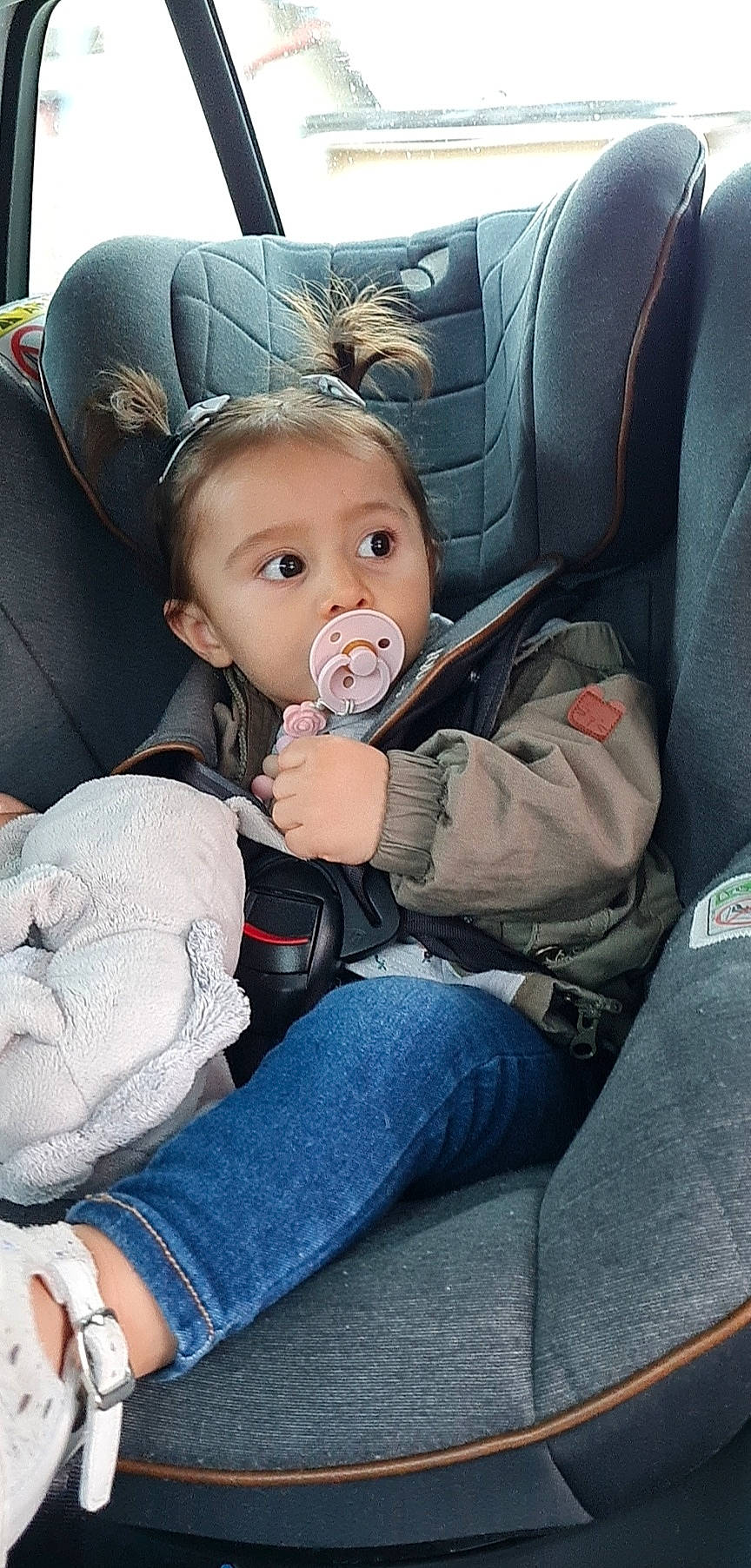 Jade a rejoint le concours — aidez-le/la à gagner de superbes lots ! auto_part, baby, baby_carriage, baby_in_car_seat, baby_products, baby_toddler_clothing, car_seat, car_seat_cover, cheek, comfort, eye, head_restraint, lap, luxury_vehicle, motor_vehicle, person, seat_belt, steering_part, steering_wheel, toddler