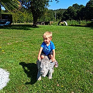 Liam a rejoint le concours — aidez-le/la à gagner de superbes lots ! blue_sky, boy, child, daylight, fun, grass, greenery, nature, outdoor, park, play, sandals, sculpture, smile, statue, summer, sunny, tree, tshirt, wild_boar