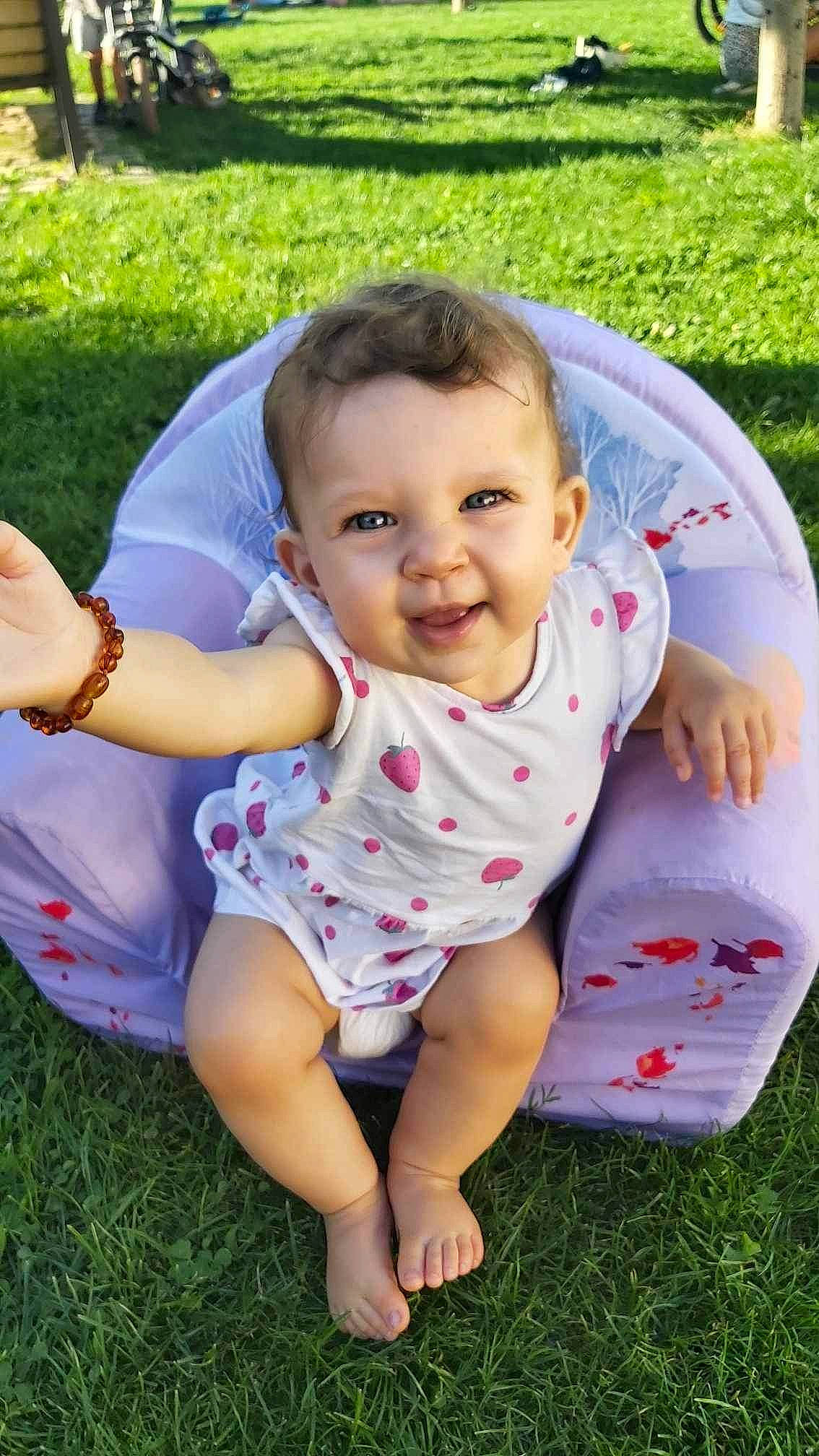 Gladysse participe au concours pour gagner de l'argent avec cette photo : baby, baby_toddler_clothing, eye, finger, fun, grass, grass_family, hand, happy, joy, lawn, leisure, meadow, people_in_nature, person, pink, plant, recreation, skin, smile