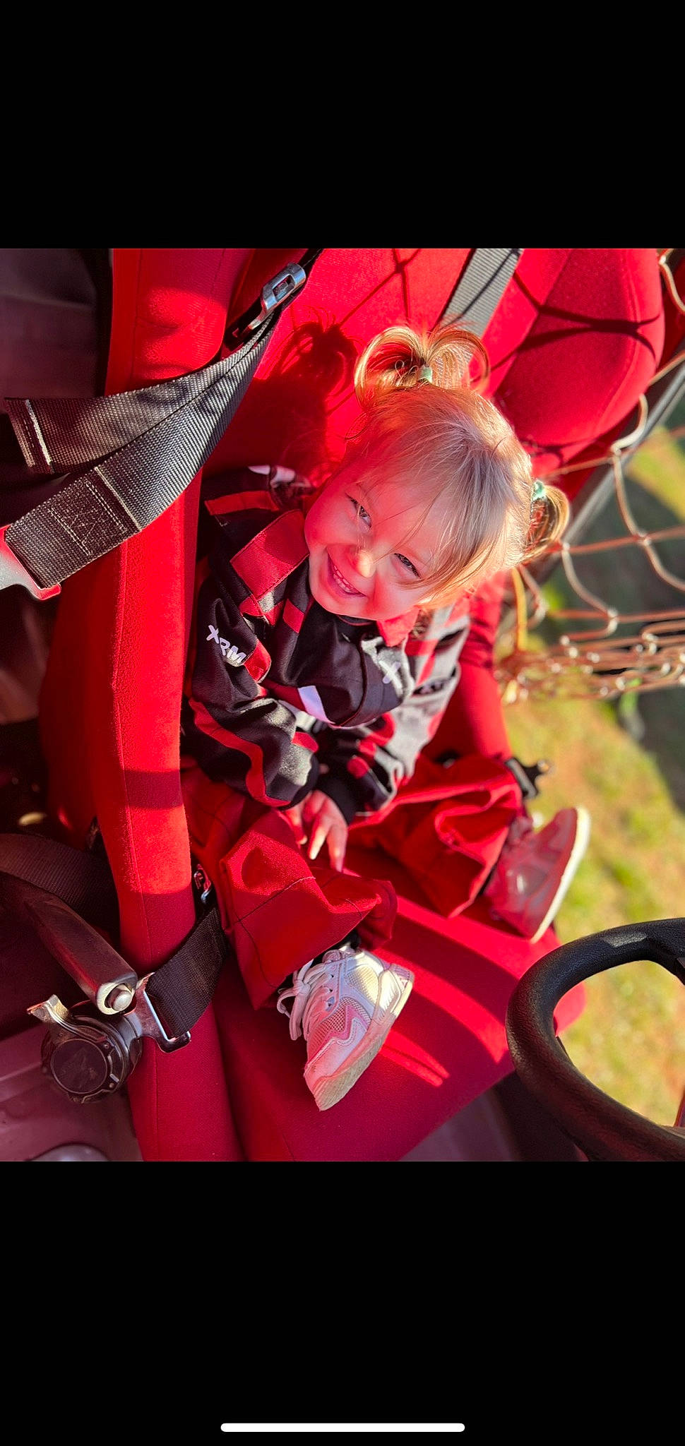 Wendy participe au concours pour gagner de l'argent avec cette photo : baby, baby_carriage, baby_products, carmine, child, costume, event, fictional_character, fun, grass, happy, joy, leisure, magenta, pattern, person, personal_protective_equipment, pink, recreation, red