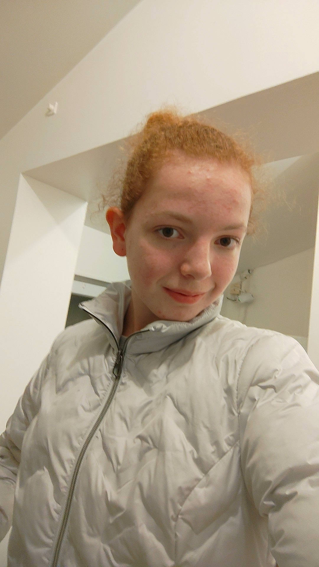 Soline participe au concours pour gagner de l'argent avec cette photo : art, chef, chest, collar, comfort, cook, dress_shirt, fashion_design, forehead, fur, hair_coloring, jacket, jaw, neck, person, personal_protective_equipment, room, shoulder, sleeve, smile