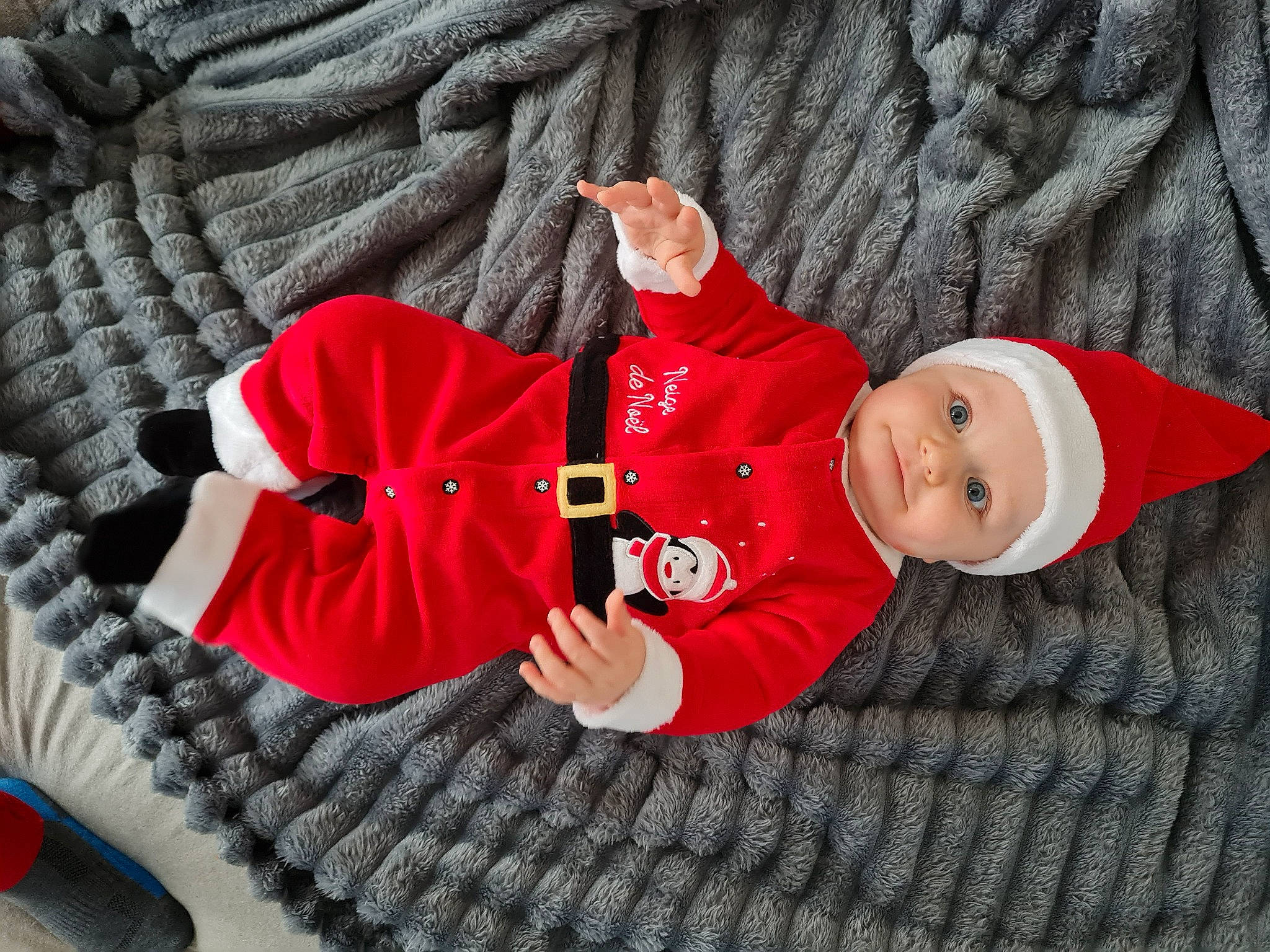 Timéo participe au concours pour gagner de l'argent avec cette photo : baby, baby_toddler_clothing, carmine, comfort, costume_hat, face, fictional_character, happy, hat, headgear, headwear, outerwear, pattern, person, red, sleeve, smile, sportswear, textile, toddler