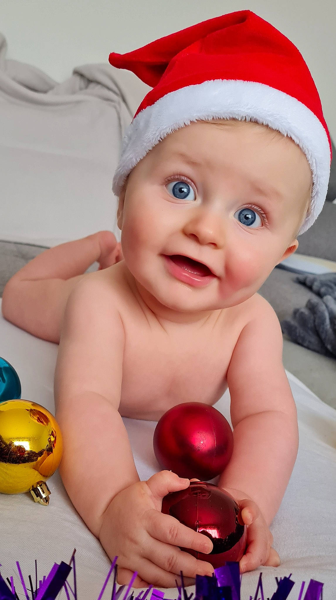 Timéo participe au concours pour gagner de l'argent avec cette photo : cap, eye, facial_expression, finger, hand, happy, head, headwear, human_body, lip, mouth, muscle, nose, organ, person, photograph, pink, product, red, skin