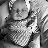 Giorgia participe au concours pour gagner de l'argent avec cette photo : baby, black_and_white, bow, child, closeup, cozy, cute, hand, headband, human, infant, knitwear, newborn, peaceful, person, portrait, resting, sleeping, soft_texture, toddler
