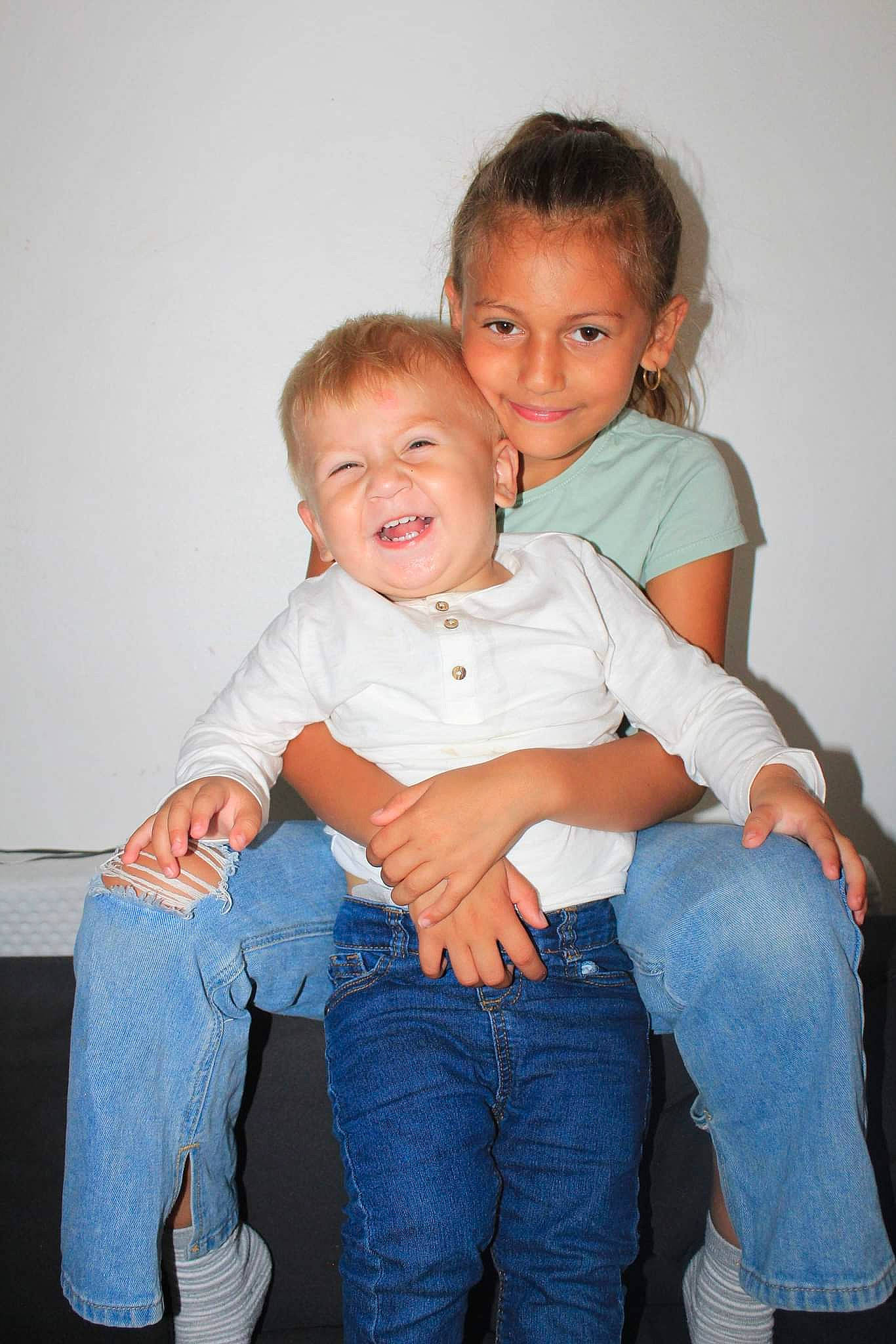 Emilio a rejoint le concours — aidez-le/la à gagner de superbes lots ! baby_toddler_clothing, cheek, denim, facial_expression, finger, flash_photography, fun, gesture, happy, human, iris, jeans, joint, joy, person, shorts, shoulder, skin, sleeve, smile