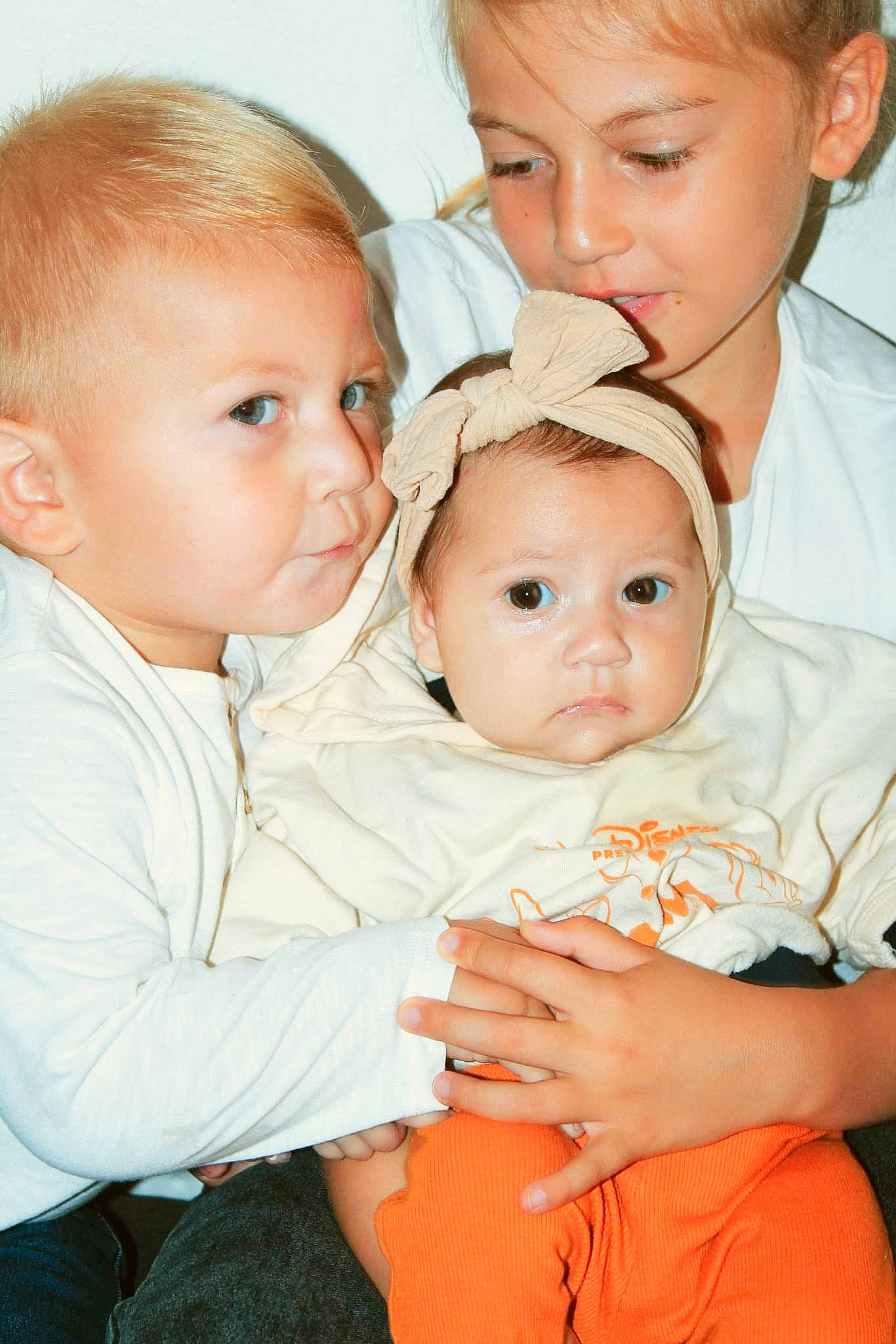 Emilio participe au concours pour gagner de l'argent avec cette photo : baby_toddler_clothing, cheek, chin, comfort, eye, face, facial_expression, gesture, hairstyle, happy, head, human, interaction, iris, lip, nose, organ, person, skin, standing