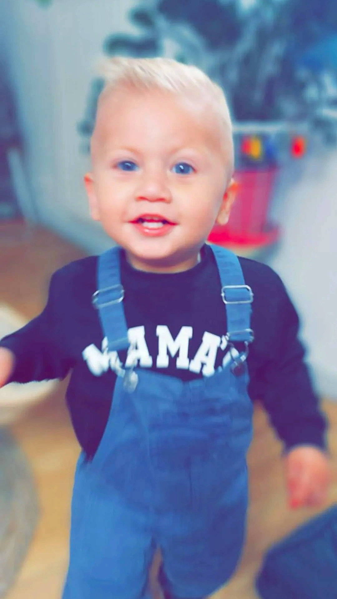 Emilio participe au concours pour gagner de l'argent avec cette photo : arm, azure, baby, baby_products, baby_toddler_clothing, cheek, child, electric_blue, fun, gesture, happy, magenta, person, sleeve, smile, sportswear, standing, t_shirt, toddler, top