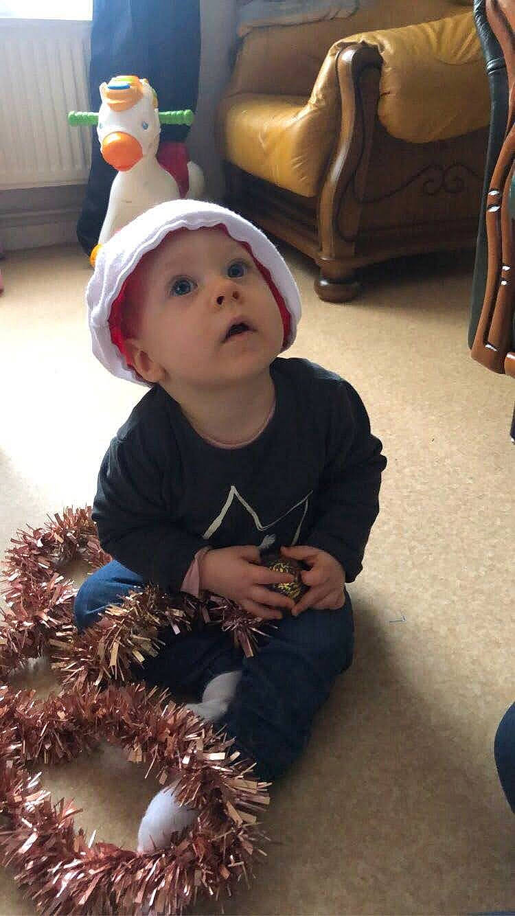 Louise-eva participe au concours pour gagner de l'argent avec cette photo : baby, child, christmas, costume, headwear, person, toddler