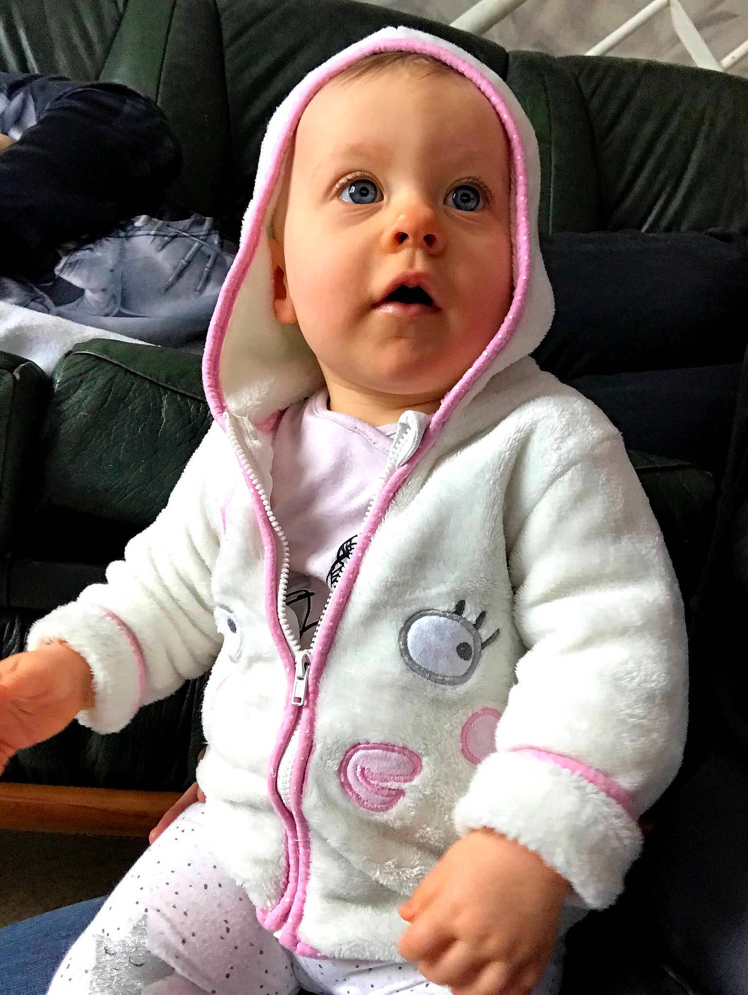 Louise-eva a rejoint le concours — aidez-le/la à gagner de superbes lots ! baby, car_seat, cheek, child, hoodie, outerwear, person, pink, skin, surprise, toddler