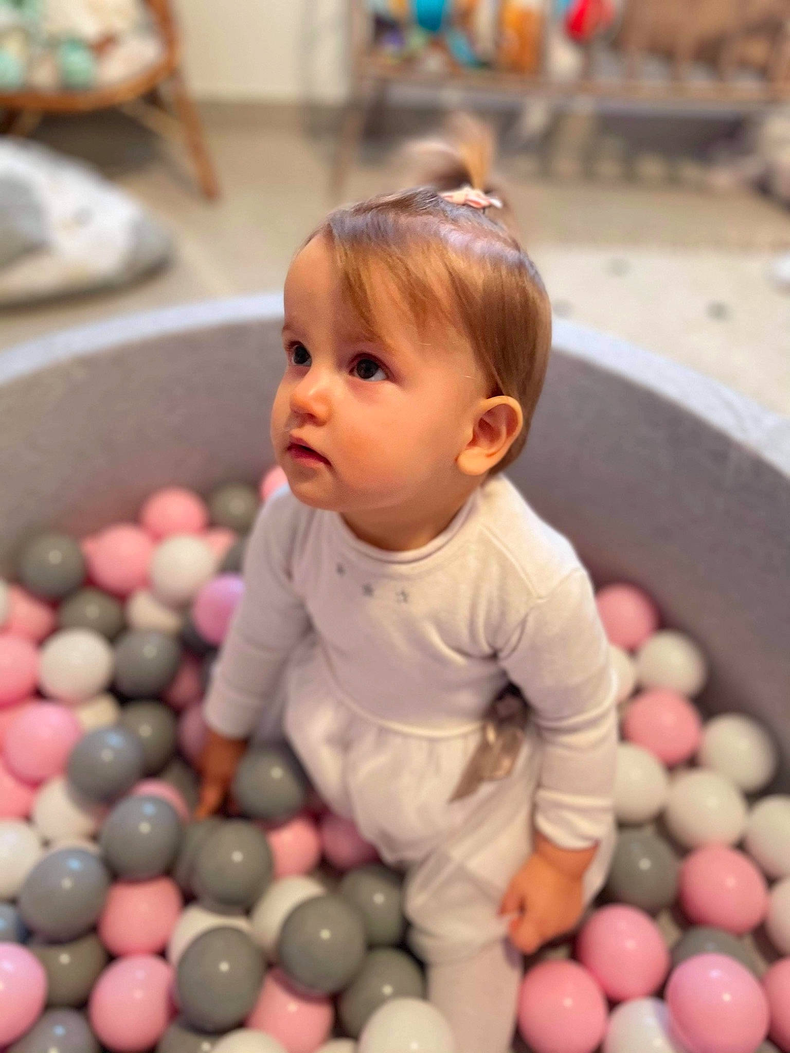 Amélia a rejoint le concours — aidez-le/la à gagner de superbes lots ! baby, baby_playing_with_toys, baby_toddler_clothing, ball, ball_pit, child, hair_accessory, person, pink, plastic, play, toddler