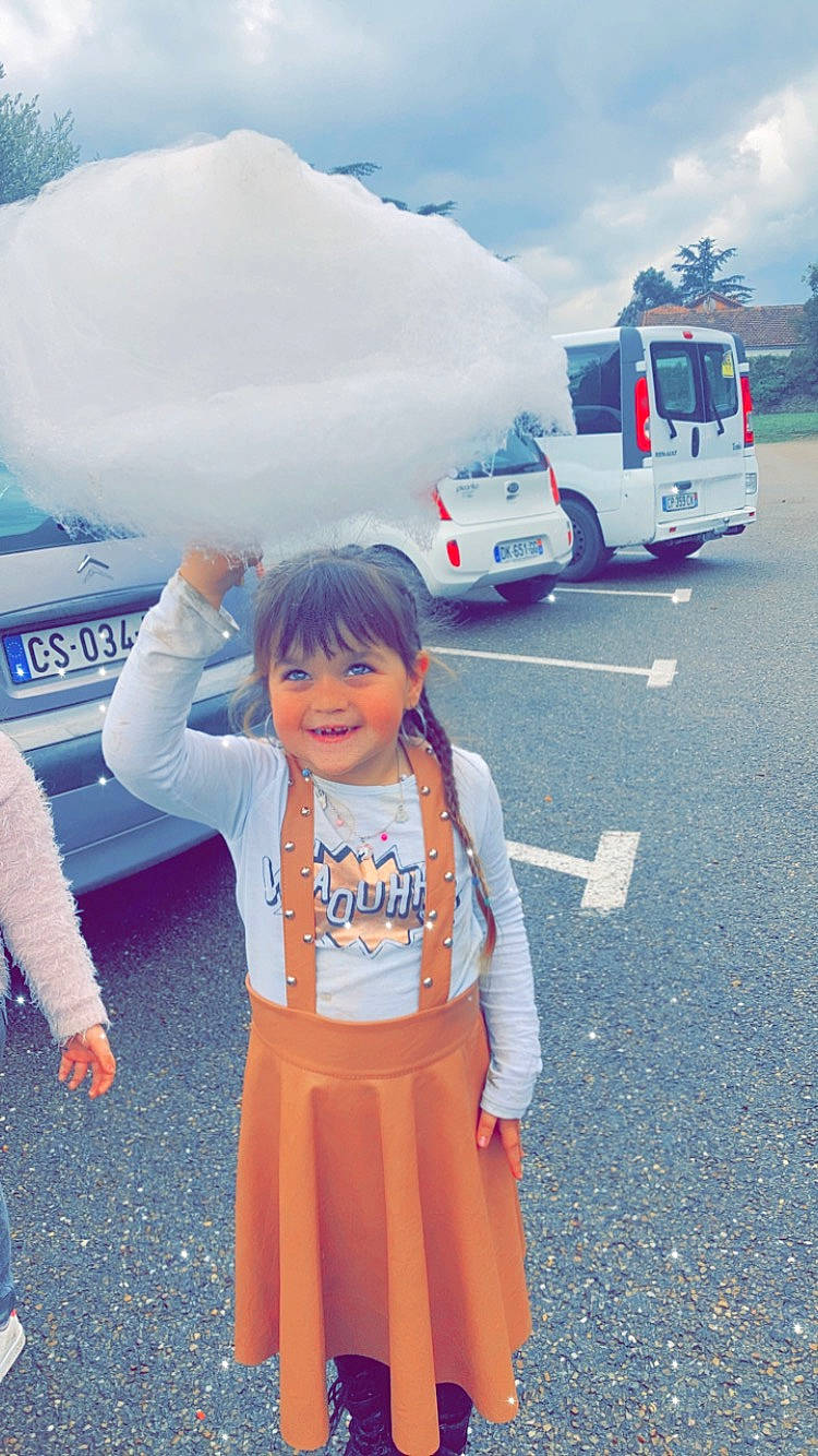 Lyna a rejoint le concours — aidez-le/la à gagner de superbes lots ! asphalt, automotive_design, automotive_exterior, automotive_wheel_system, car, electric_blue, joy, motor_vehicle, mountain, mountainous_landforms, person, recreation, road, sky, t_shirt, tire, toddler, travel, vehicle, vehicle_door