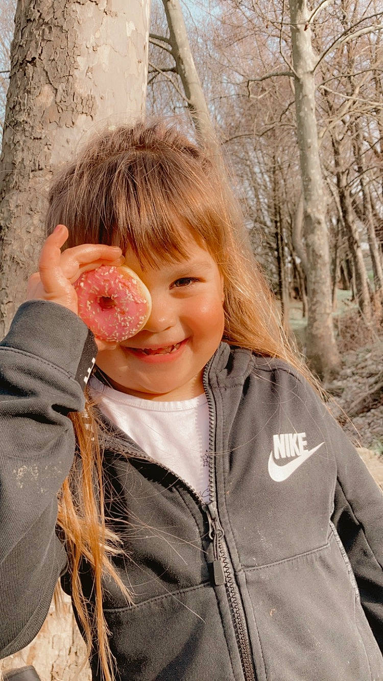 Lyna participe au concours pour gagner de l'argent avec cette photo : cheek, clothing, eye, face, fashion, gesture, happy, head, headgear, joy, leaf, lip, nose, outerwear, people_in_nature, person, plant, skin, smile, textile