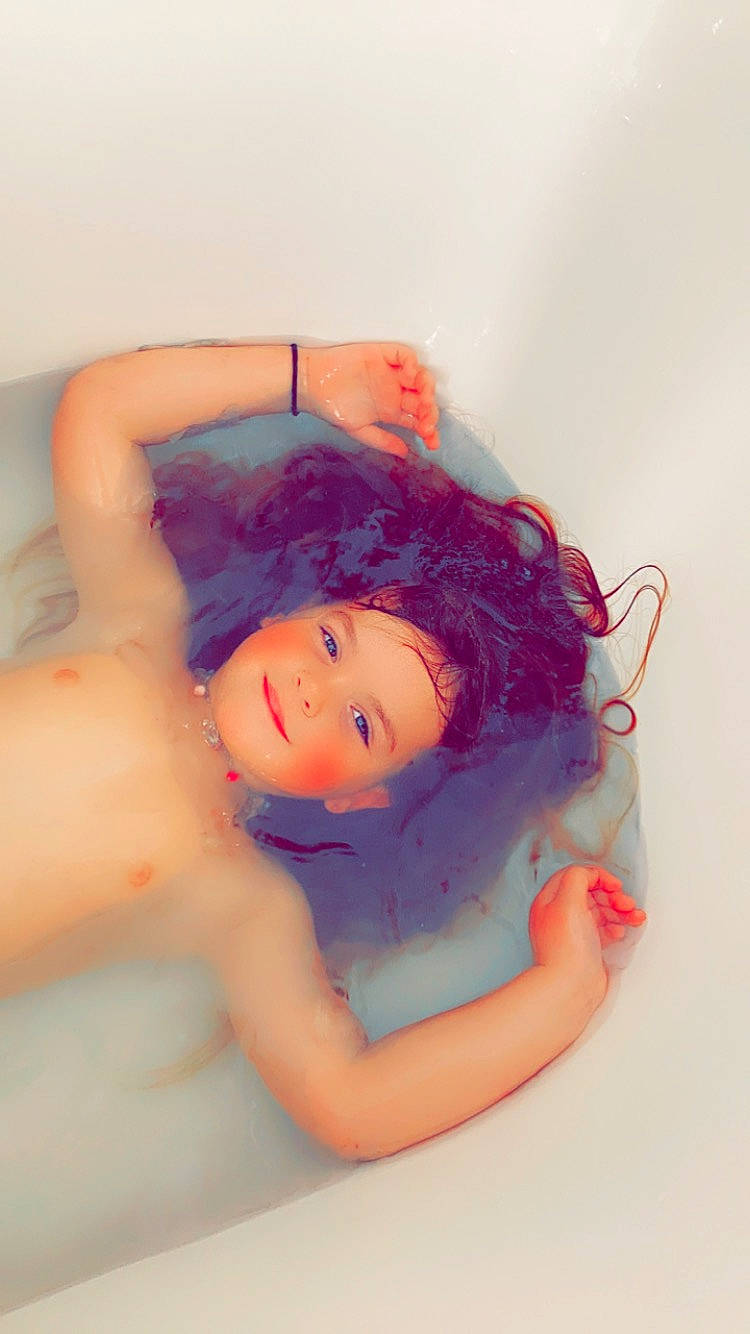 Lyna participe au concours pour gagner de l'argent avec cette photo : abdomen, art, bathing, black_hair, chest, child, doll, elbow, fictional_character, fun, hair, happy, head, headwear, joy, magenta, nail, neck, person, smile