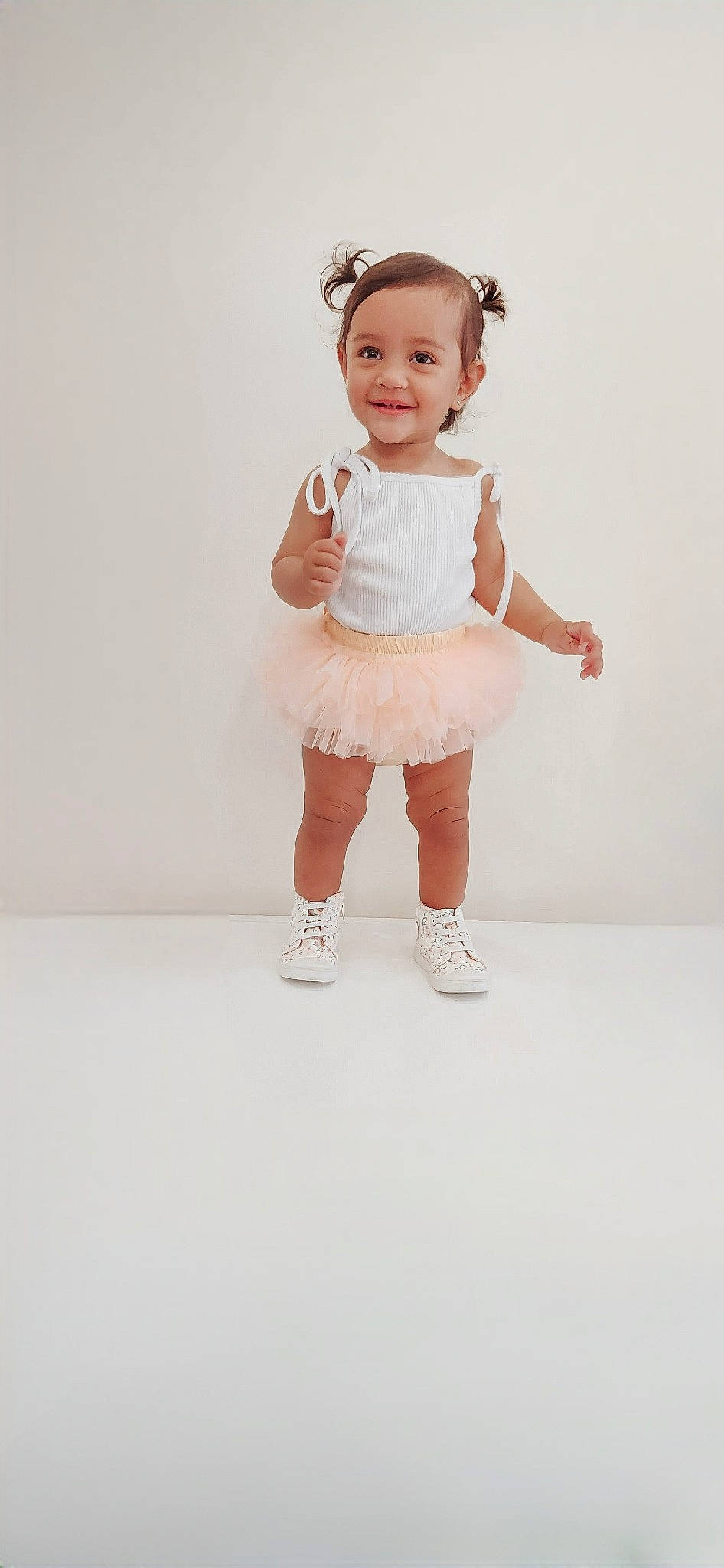 Kartier is registered to the contest to win money with this photo: baby, baby_toddler_clothing, clothing, fashion_accessory, gesture, happy, head, human_body, human_leg, joy, knee, leg, neck, pattern, peach, person, sleeve, smile, thigh, thumb