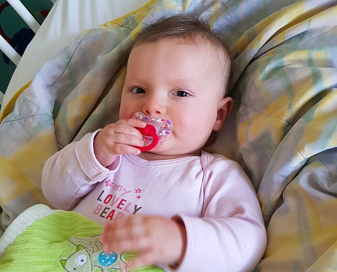 Roze a rejoint le concours — aidez-le/la à gagner de superbes lots ! baby, baby_products, cheek, child, eating, eye, finger, lip, mouth, nose, person, play, product, skin, toddler