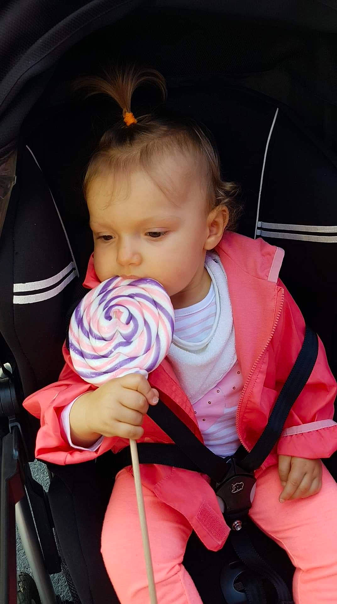Roze participe au concours pour gagner de l'argent avec cette photo : auto_part, baby, baby_carriage, baby_products, cheek, child, finger, neck, person, pink, product, toddler
