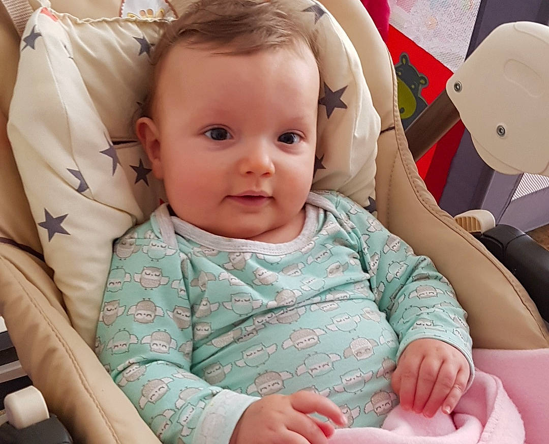 Roze participe au concours pour gagner de l'argent avec cette photo : baby, baby_in_car_seat, baby_products, beauty, car_seat, cheek, child, comfort, ear, eye, face, head, human, lip, person, product, sitting, skin, smile, toddler