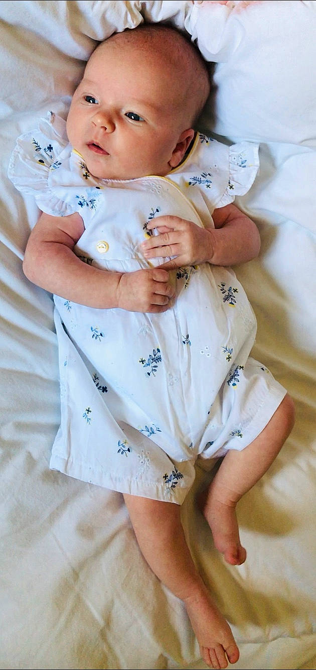 Jeanne participe au concours pour gagner de l'argent avec cette photo : baby, baby_toddler_clothing, cheek, child, person, product, skin, sleeve, toddler