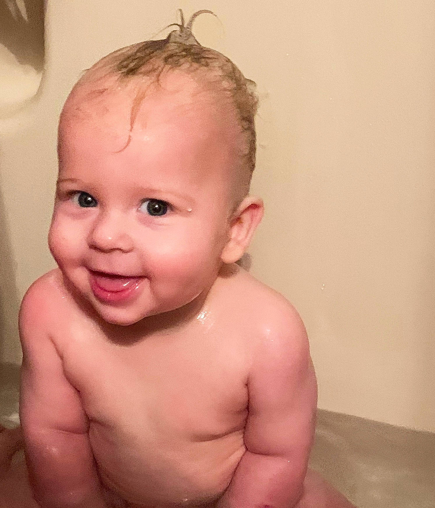 Declan is registered to the contest to win money with this photo: baby, baby_bathing, bathing, bathroom, cheek, ear, eye, eyelash, forehead, gesture, iris, jaw, lip, mouth, muscle, neck, nose, person, skin, smile