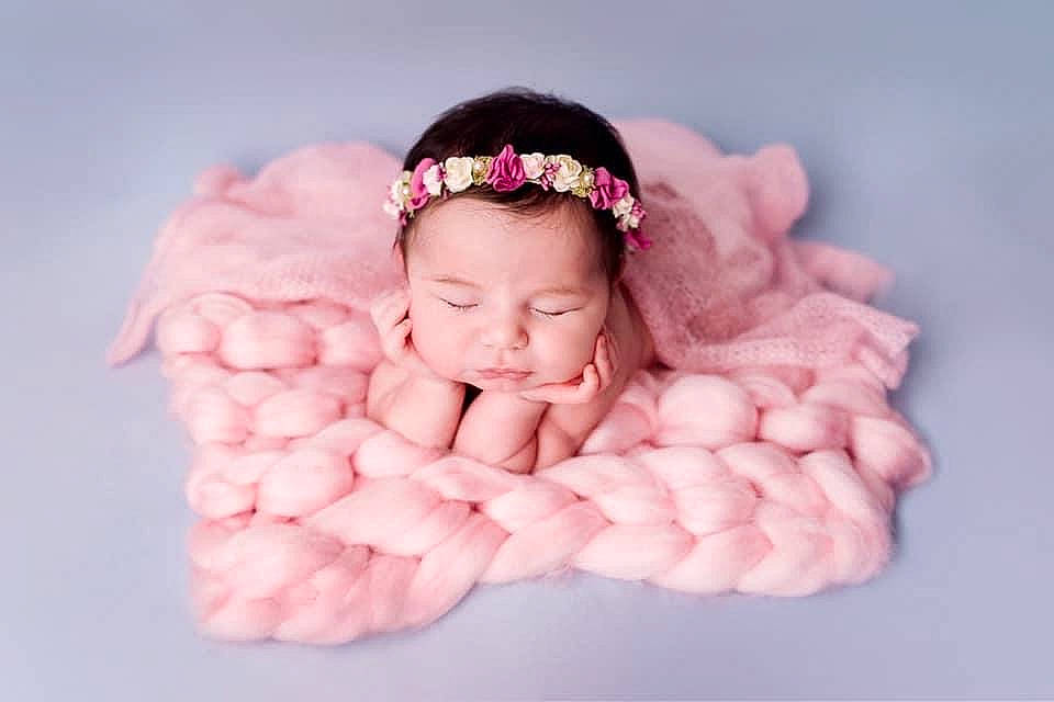 Rose participe au concours pour gagner de l'argent avec cette photo : arm, baby, baby_toddler_clothing, cheek, ear, finger, font, gesture, hand, head, headgear, headpiece, jewellery, nail, person, pink, product, skin, textile, thumb