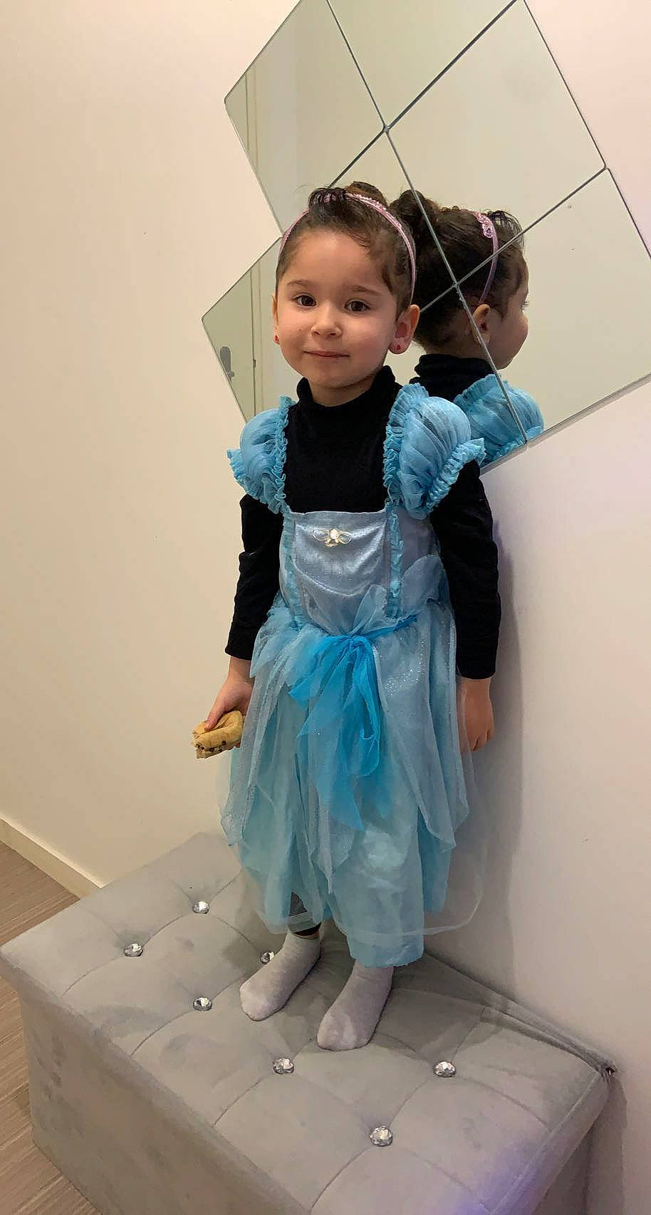 Zina a rejoint le concours — aidez-le/la à gagner de superbes lots ! baby_toddler_clothing, child, day_dress, dress, electric_blue, event, fashion_design, formal_wear, fun, gesture, gown, happy, one_piece_garment, person, shoulder, sleeve, smile, standing, t_shirt, toddler