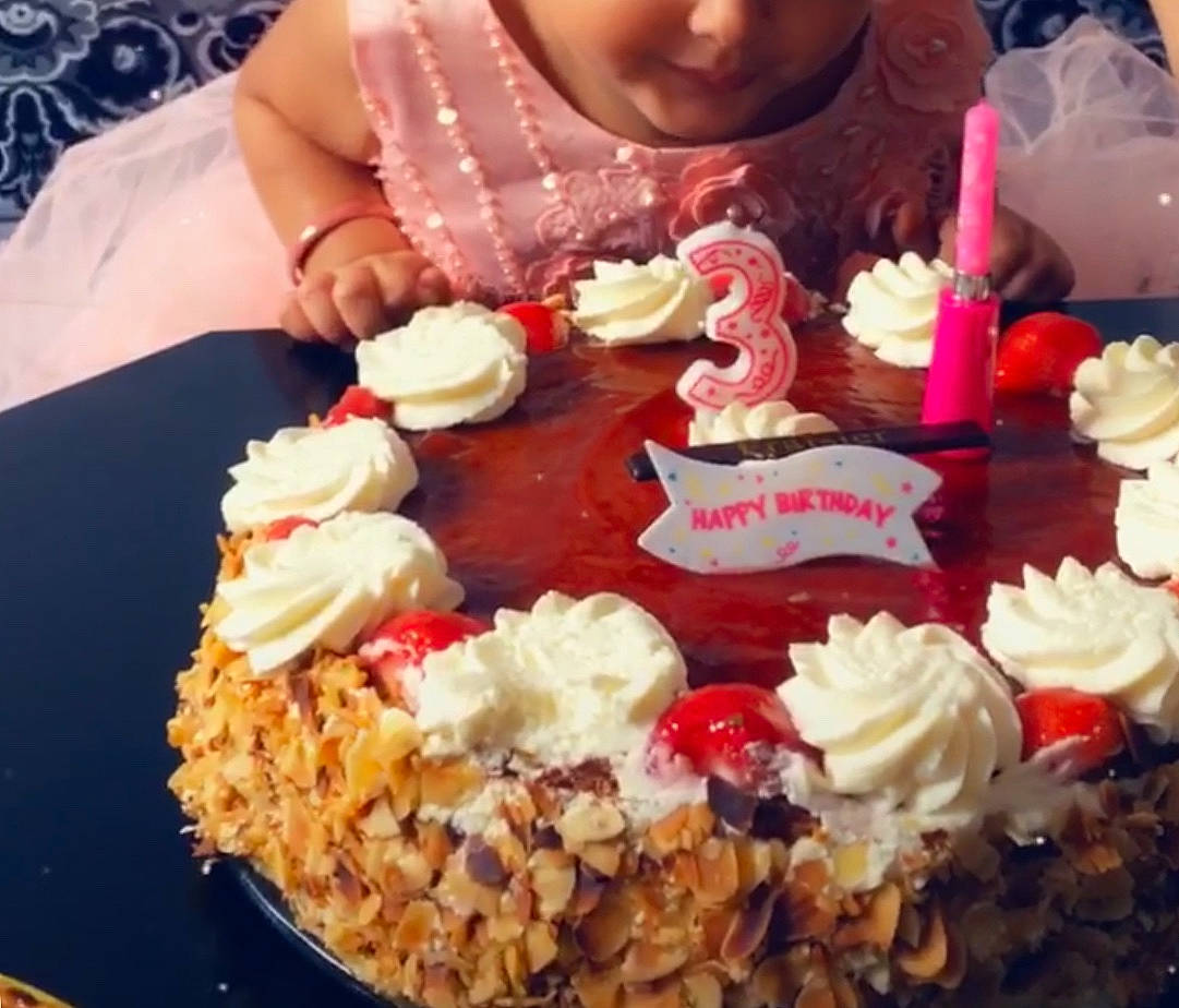 Selma participe au concours pour gagner de l'argent avec cette photo : baked_goods, baking, birthday, birthday_cake, buttercream, cake, cake_decorating, cream, cuisine, dessert, dish, food, frozen_dessert, ingredient, meringue, pastry, person, recipe, sweetness, torte