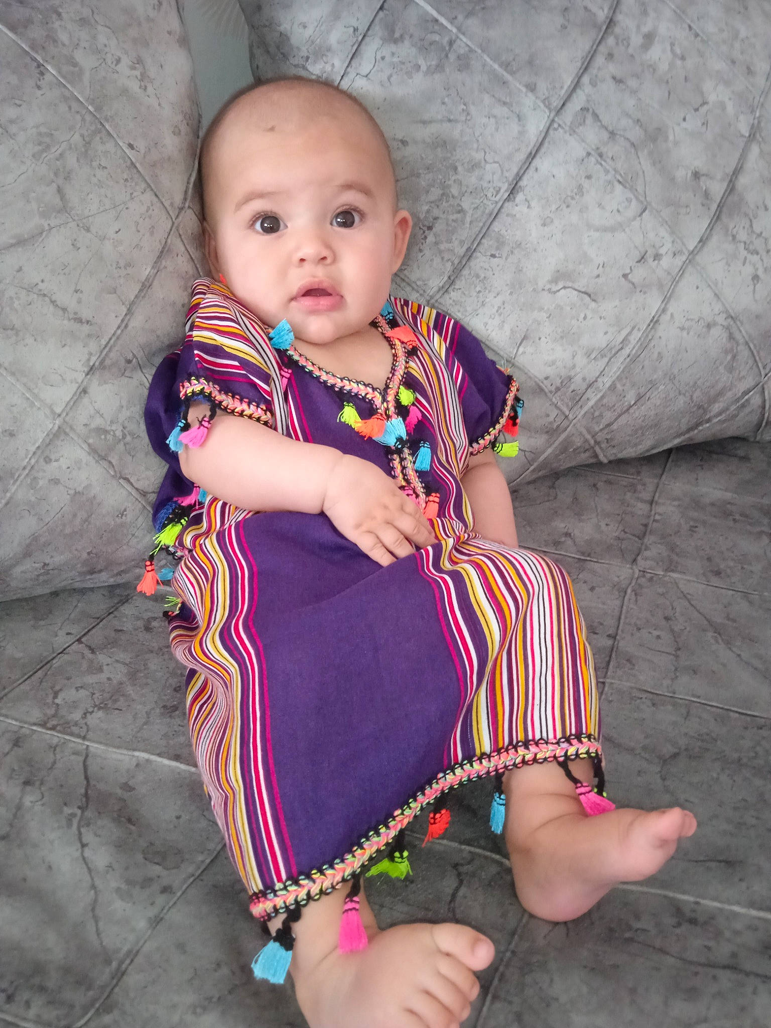 Inès a rejoint le concours — aidez-le/la à gagner de superbes lots ! baby, baby_toddler_clothing, day_dress, dress, eye, finger, human_leg, iris, lip, magenta, neck, outerwear, pattern, person, pink, purple, skin, sleeve, surprise, textile