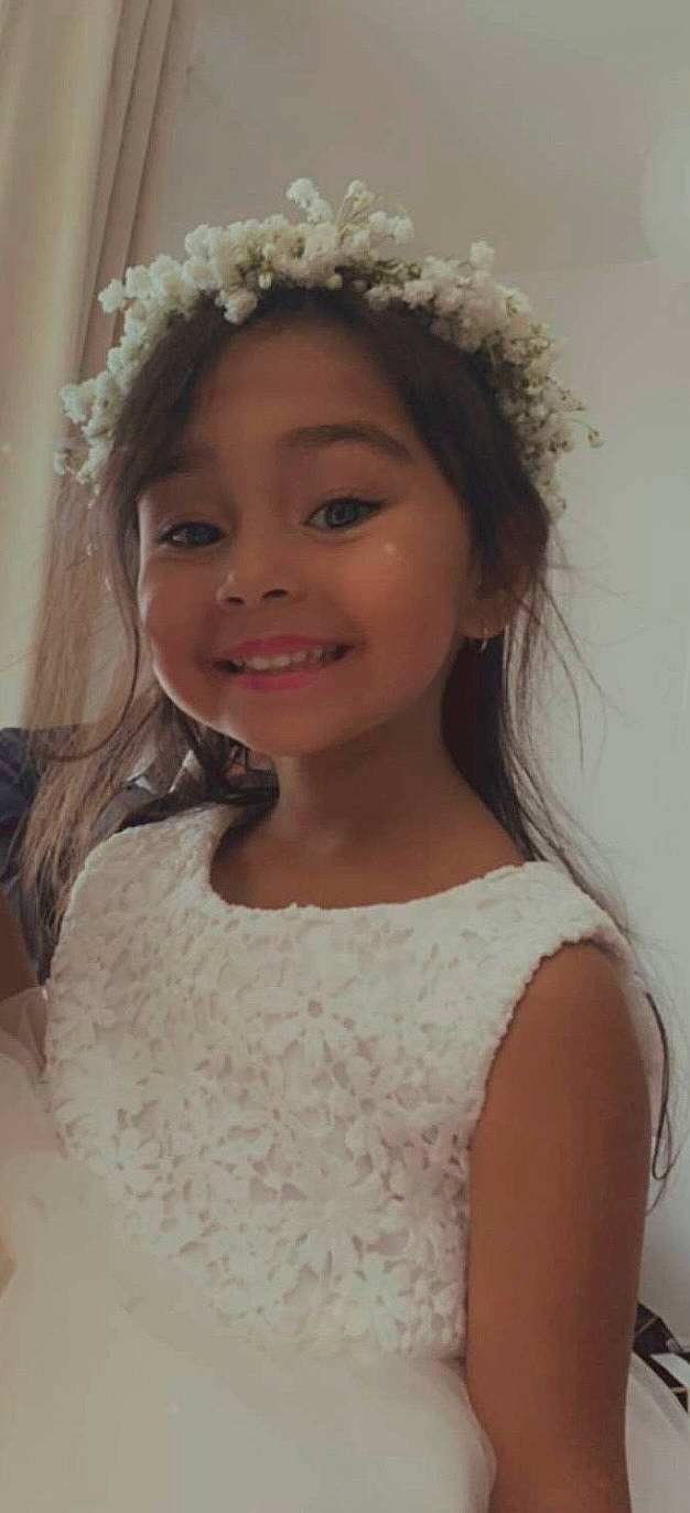 Tiana participe au concours pour gagner de l'argent avec cette photo : beauty, child_model, chin, clothing, costume_accessory, dress, embellishment, eyebrow, facial_expression, hair_accessory, hairstyle, happy, headband, headgear, headpiece, joy, person, photograph, photography, portrait_photography