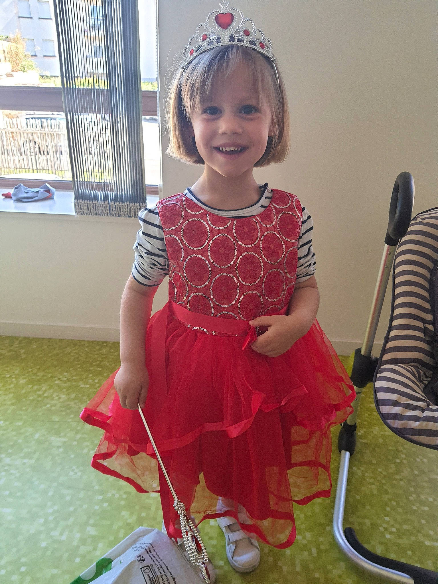 Noéra participe au concours pour gagner de l'argent avec cette photo : child, costume, joy, person, toddler