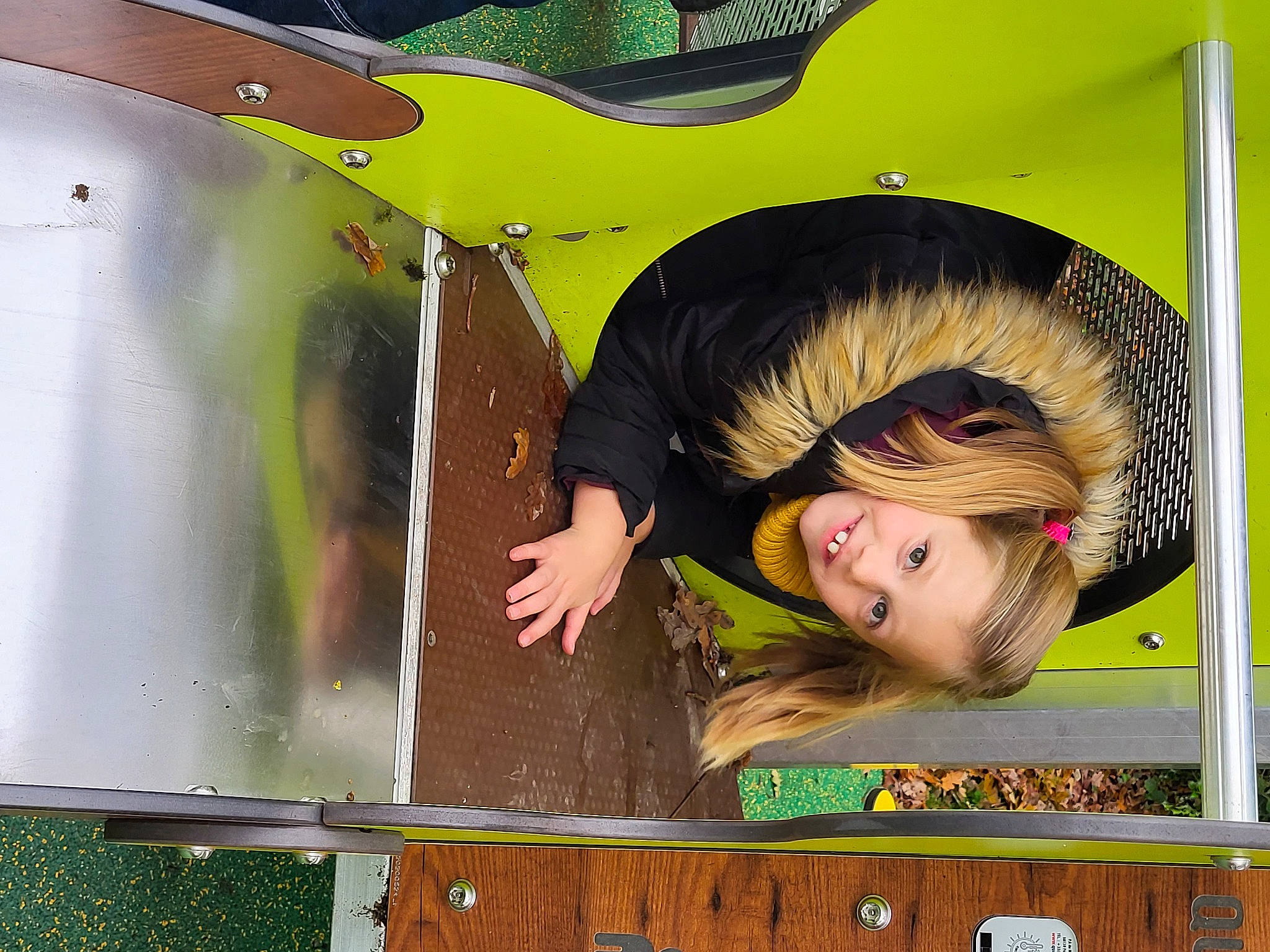 Noéra a rejoint le concours — aidez-le/la à gagner de superbes lots ! aircraft, art, automotive_design, automotive_exterior, bangs, black_hair, brown_hair, child, eyelash, fun, grass, happy, illustration, joy, leisure, long_hair, person, recreation, tints_and_shades, vehicle_door