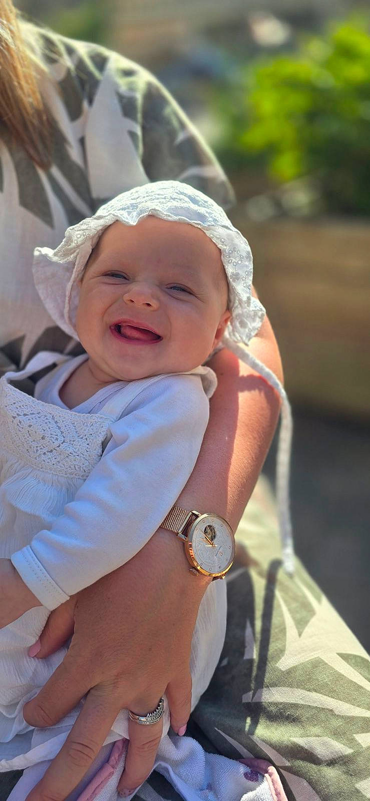 Lila a rejoint le concours — aidez-le/la à gagner de superbes lots ! baby, baby_products, baby_toddler_clothing, cap, child, event, face, fashion_accessory, fun, grass, happy, hat, leisure, person, recreation, sitting, skin, smile, sun_hat, toddler