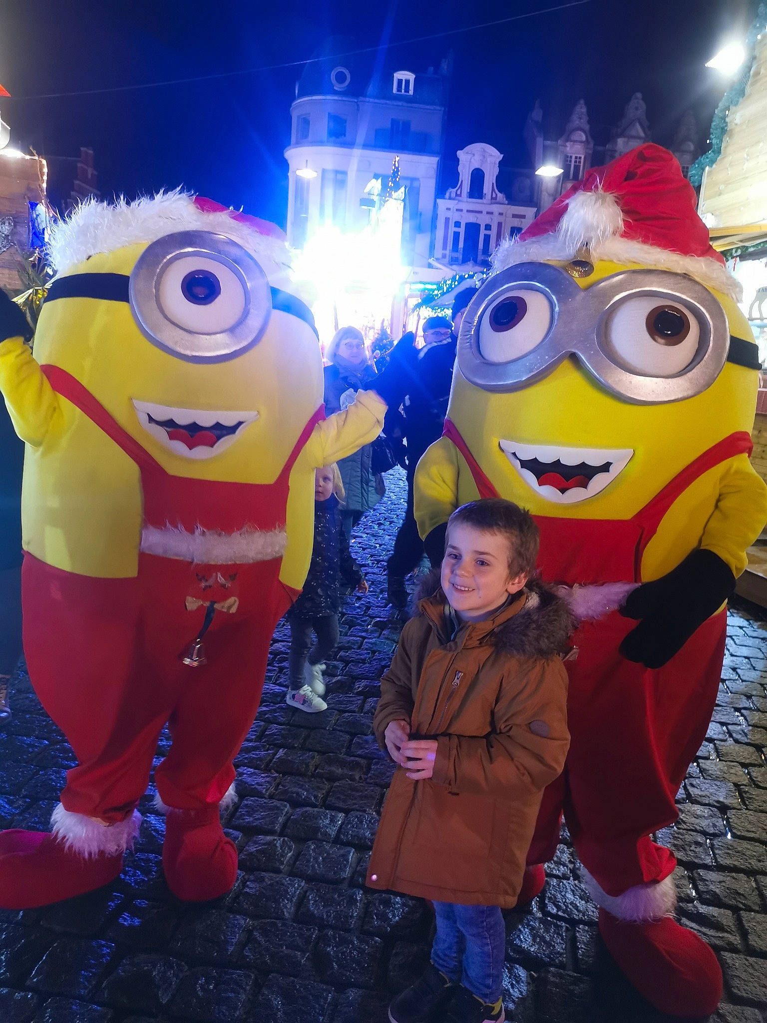 Théo participe au concours pour gagner de l'argent avec cette photo : animated_cartoon, animation, boot, costume, electric_blue, entertainment, event, fictional_character, fun, happy, joy, leisure, mascot, night, person, purple, recreation, smile, snapshot, toddler