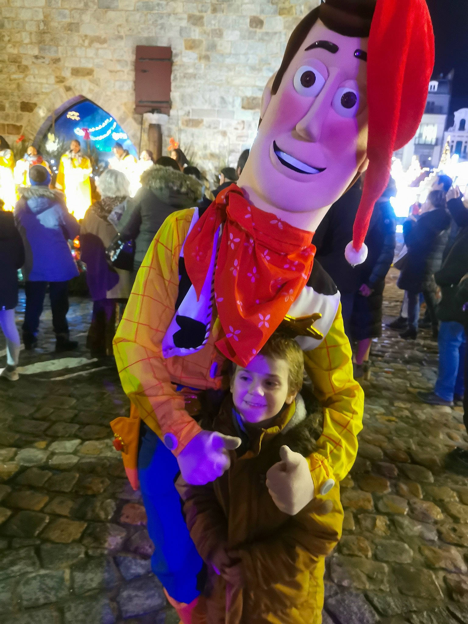 Théo participe au concours pour gagner de l'argent avec cette photo : costume, electric_blue, entertainment, event, festival, fun, fur, happy, hat, holiday, joy, leisure, magenta, mascot, person, pink, public_event, purple, recreation, smile