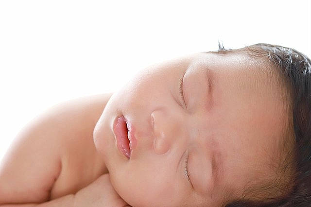 Paloma participe au concours pour gagner de l'argent avec cette photo : baby, beauty, cheek, child, chin, close_up, ear, eye, face, forehead, hand, head, lip, mouth, neck, nose, person, photography, skin, sleep