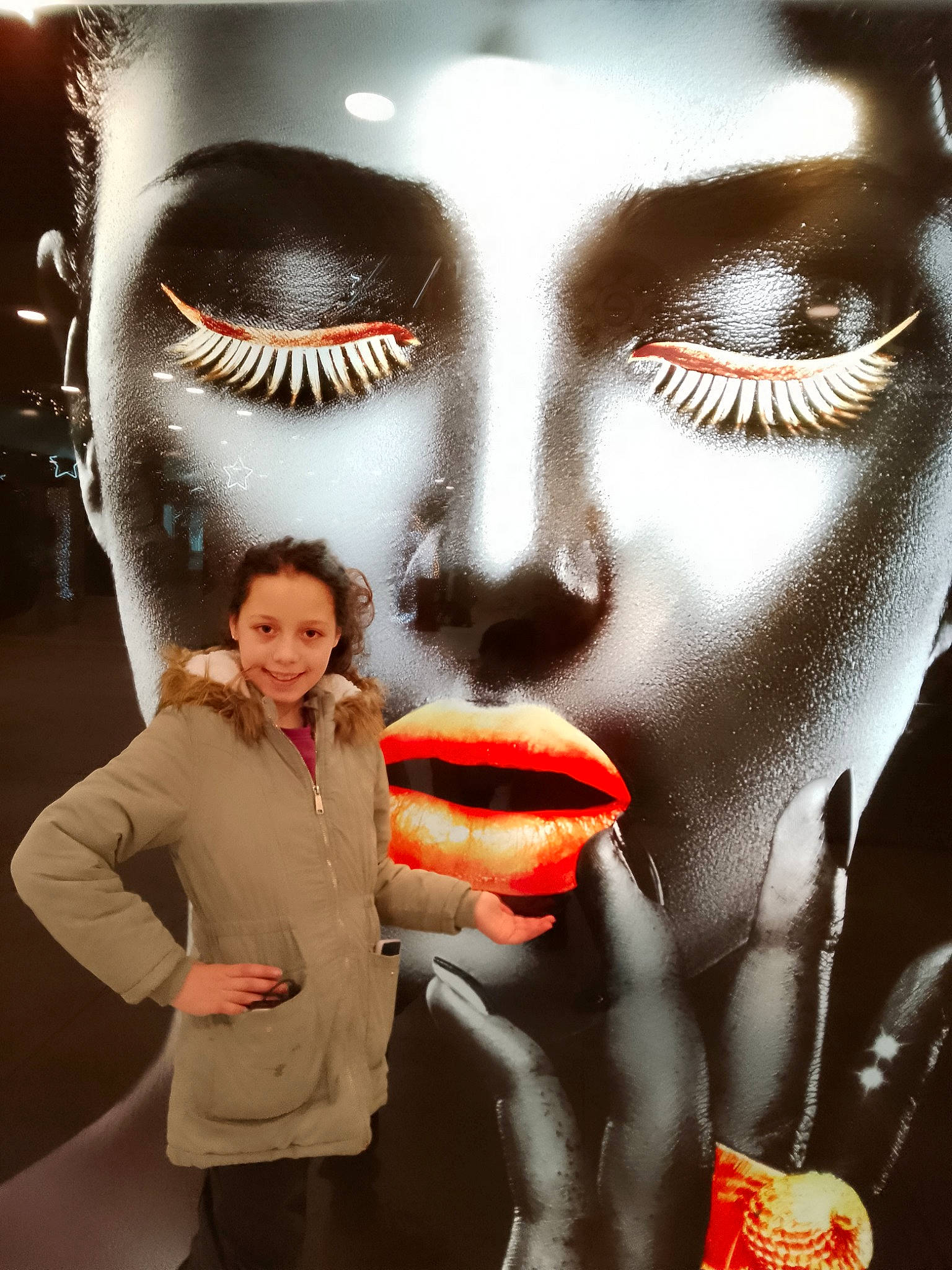 Maissa a rejoint le concours — aidez-le/la à gagner de superbes lots ! art, event, eyelash, facial_expression, fashion_design, flash_photography, gesture, happy, jaw, joy, lip, lipstick, mouth, nose, orange, organ, painting, performing_arts, person, smile