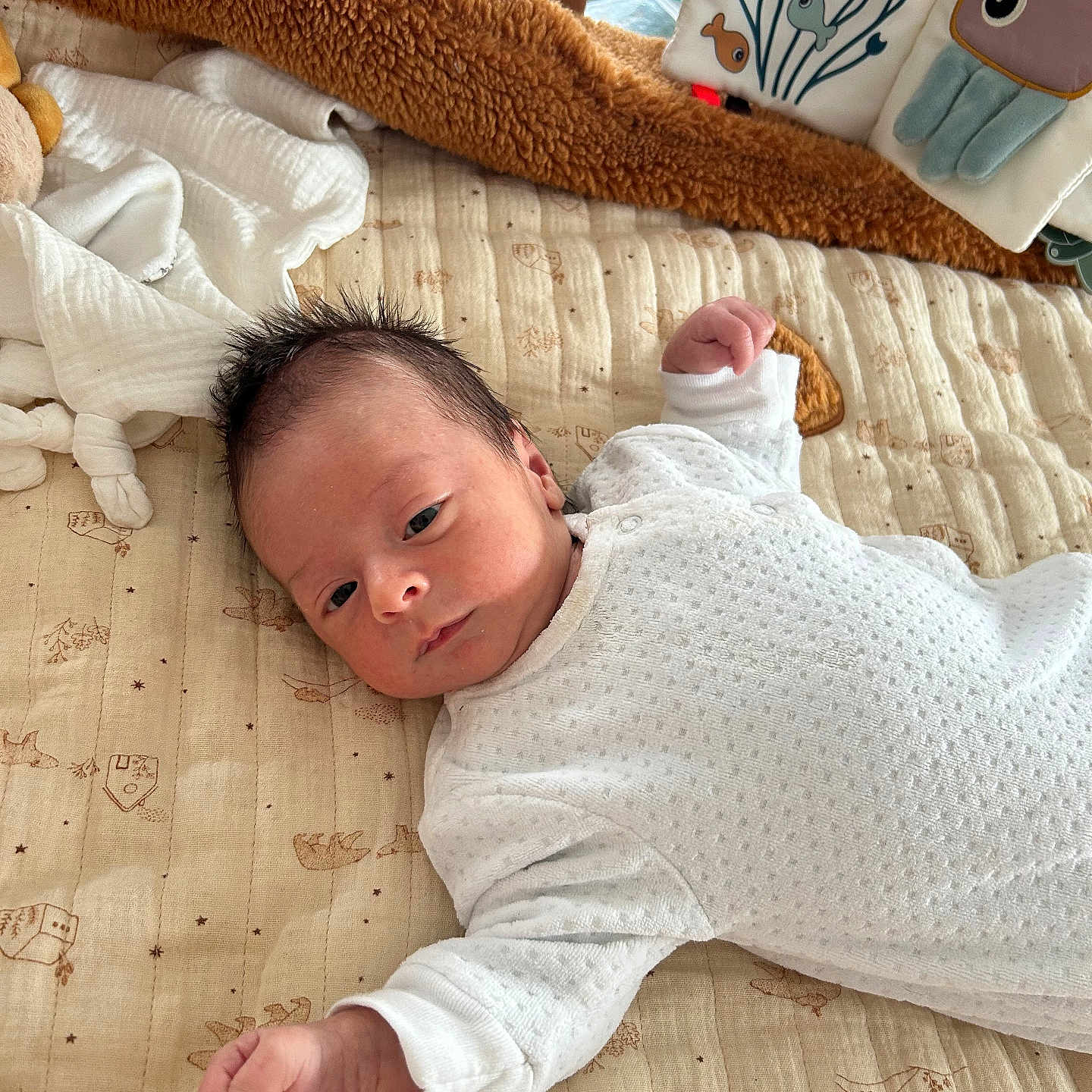 Baptiste a rejoint le concours — aidez-le/la à gagner de superbes lots ! accessories, baby, bag, bed, blanket, clothing, crib, cushion, face, furniture, handbag, head, homedecor, indoors, infantbed, newborn, person, photography, portrait, quilt