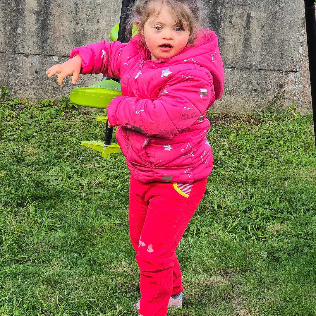 Daria a rejoint le concours — aidez-le/la à gagner de superbes lots ! bodypart, child, clothing, coat, face, female, footwear, girl, grass, head, lawn, outdoors, pants, person, photography, plant, playarea, portrait, shoe, toy