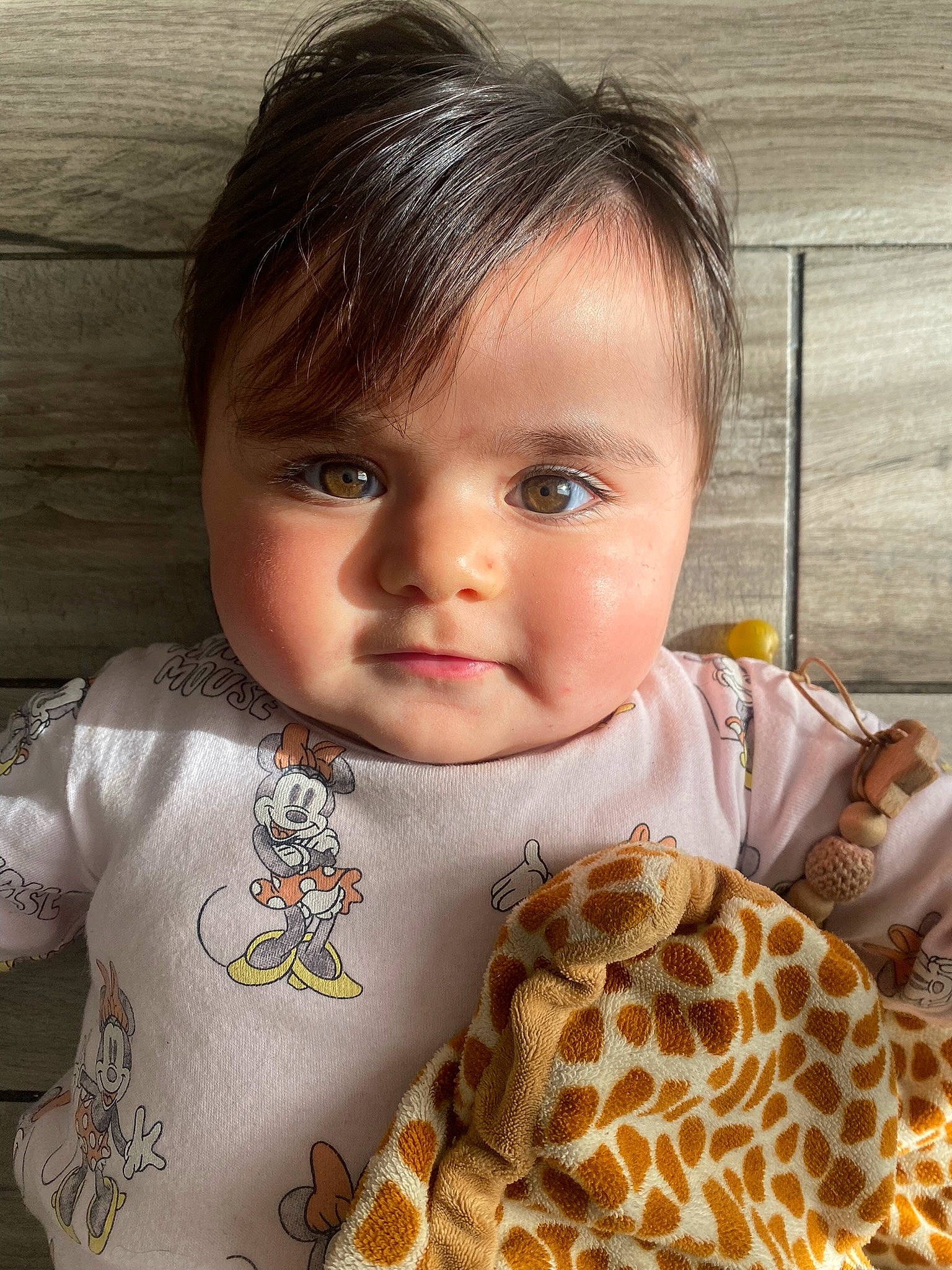 Joy a rejoint le concours — aidez-le/la à gagner de superbes lots ! baby, baby_toddler_clothing, cheek, child, ear, eye, eyebrow, eyelash, face, giraffidae, hair, head, iris, lip, neck, nose, outerwear, person, skin, sleeve