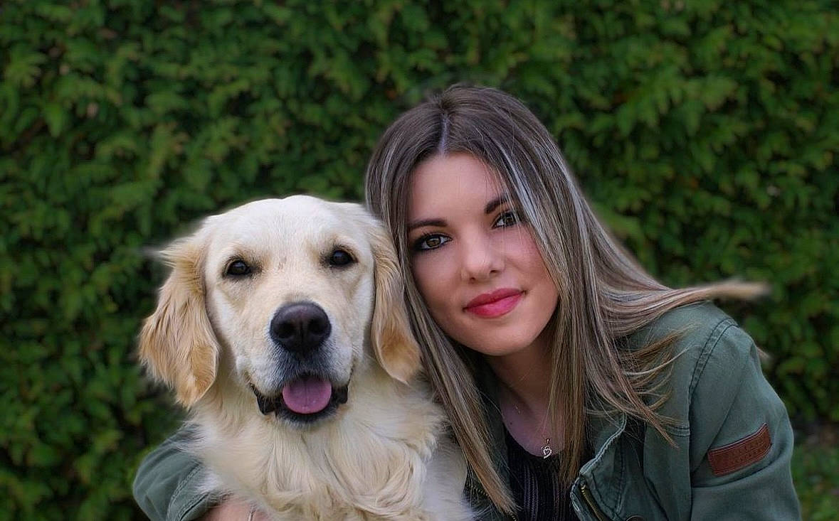 Opium participe au concours pour gagner de l'argent avec cette photo : blond, canidae, carnivore, companion_dog, dog, dog_breed, event, fawn, flash_photography, fur, grass, happy, plant, portrait_photography, sitting, smile, sporting_group, tree, working_dog