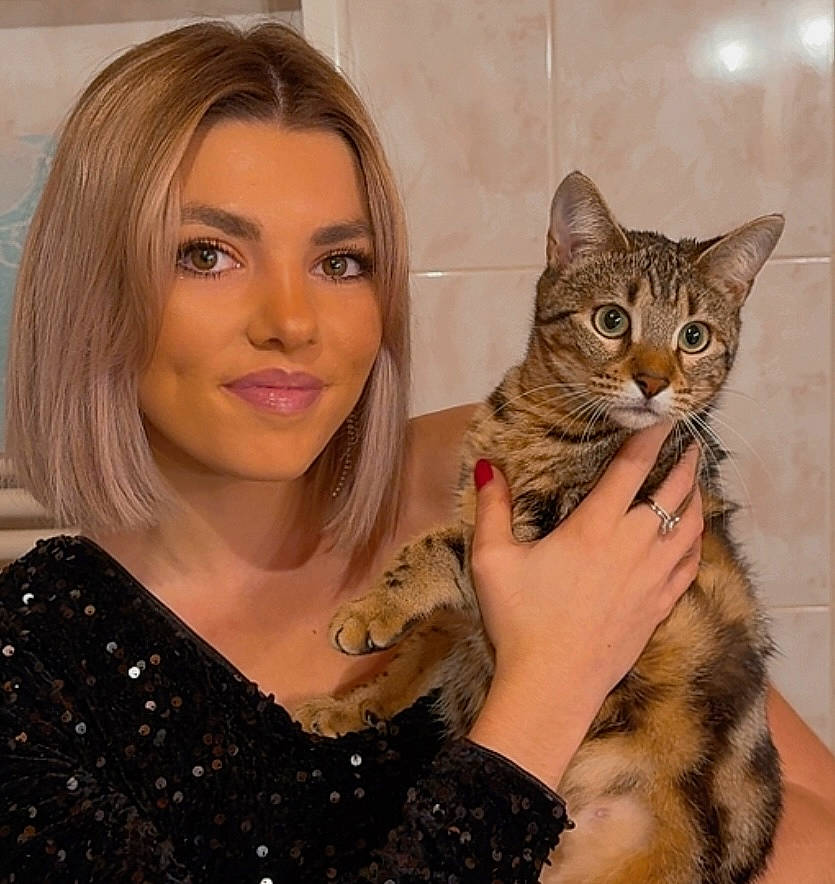 Umy a rejoint le concours — aidez-le/la à gagner de superbes lots ! brown_hair, carnivore, cat, domestic_short_haired_cat, event, eye, eyelash, fashion_design, felidae, fur, gesture, iris, jewellery, layered_hair, makeover, skin, small_to_medium_sized_cats, smile, step_cutting, whiskers