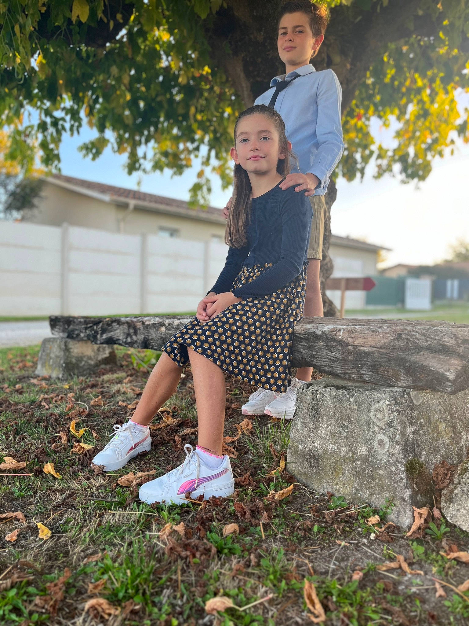 Arizona a rejoint le concours — aidez-le/la à gagner de superbes lots ! autumn, eyewear, flash_photography, footwear, forest, garden, grass, happy, human_leg, knee, leisure, pattern, people_in_nature, person, plaid, plant, recreation, sitting, thigh, tree