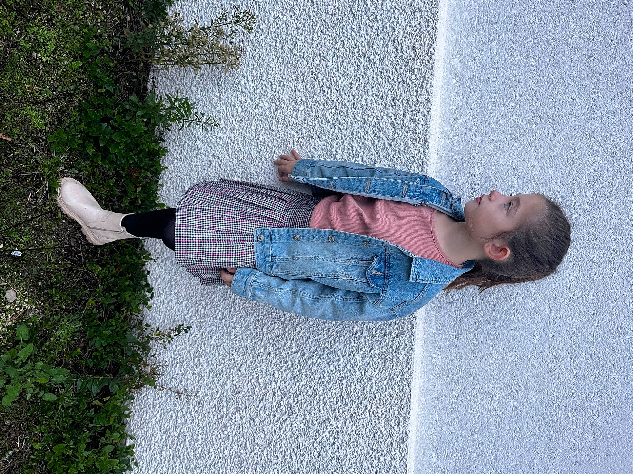 Arizona a rejoint le concours — aidez-le/la à gagner de superbes lots ! asphalt, child, comfort, concrete, denim, electric_blue, flooring, grass, groundcover, human_leg, linens, pattern, person, plant, road_surface, shadow, sidewalk, sitting, walking_shoe