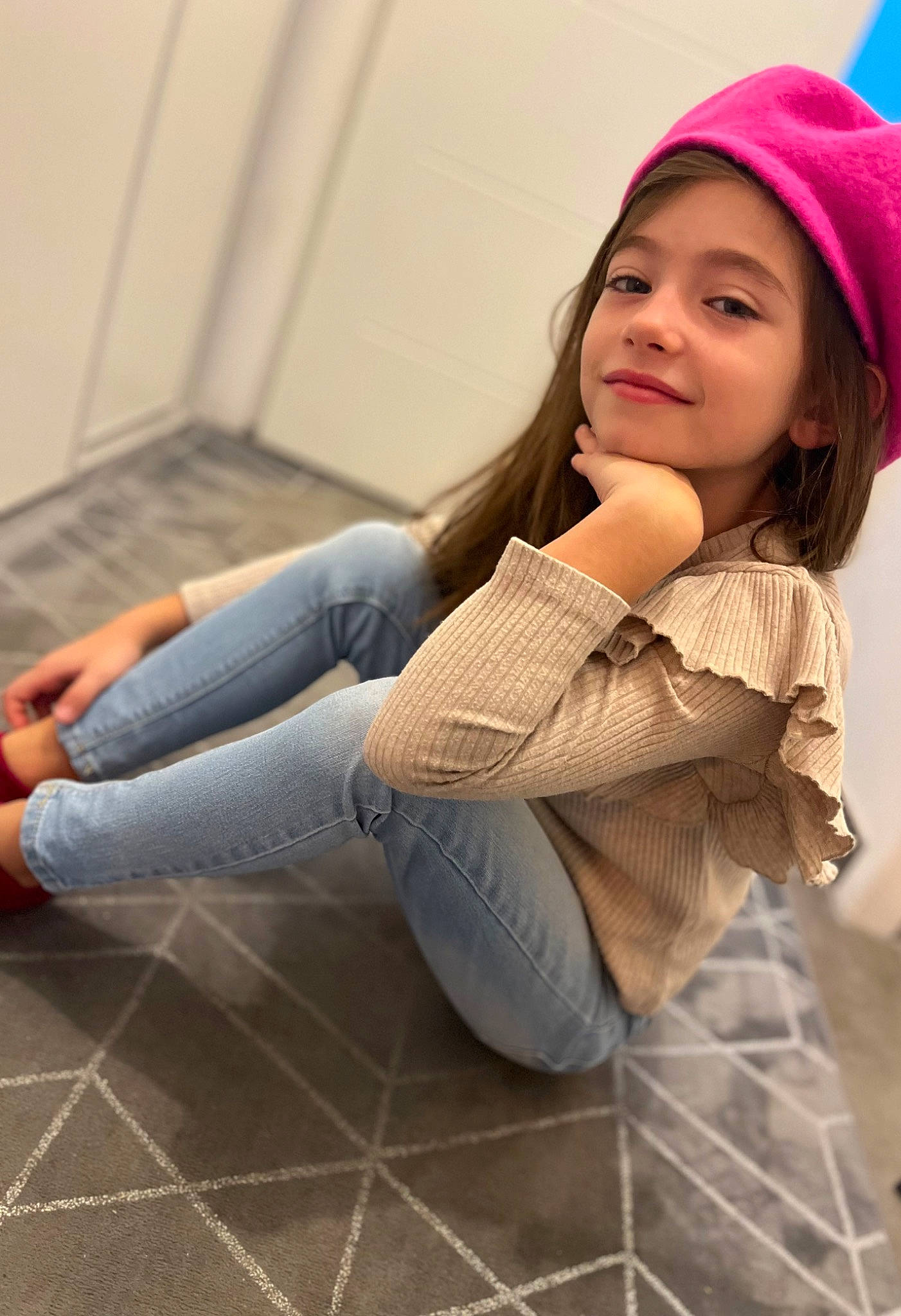 Arizona participe au concours pour gagner de l'argent avec cette photo : brown_hair, cap, comfort, denim, fashion_design, flash_photography, flooring, fur, happy, headwear, human_leg, joy, knee, lip, long_hair, pattern, person, sitting, sleeve, smile