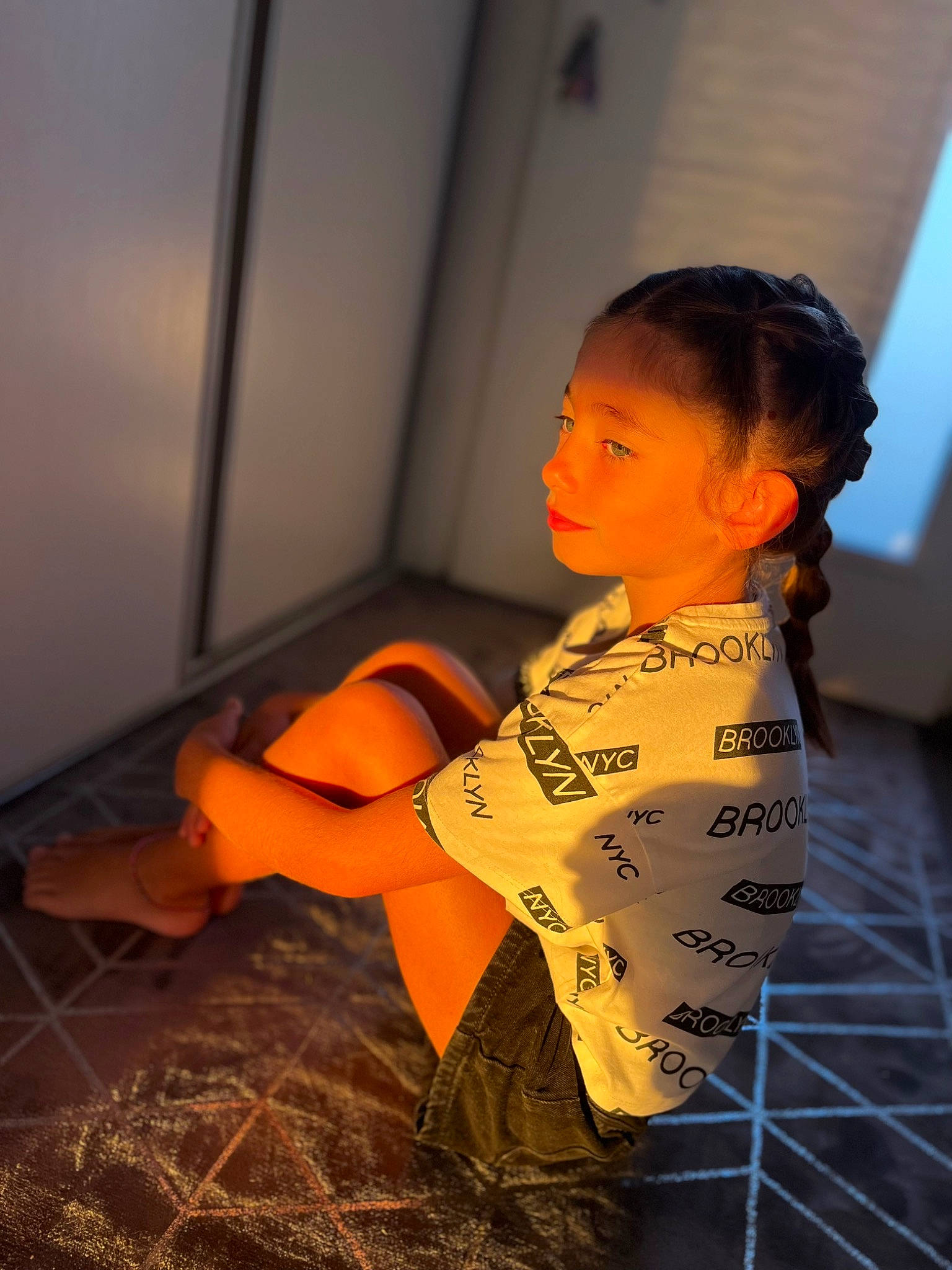 Arizona a rejoint le concours — aidez-le/la à gagner de superbes lots ! child, elbow, entertainment, fashion_design, flash_photography, flooring, fun, human_leg, leisure, net, orange, performance, performance_art, performing_arts, person, room, sitting, sportswear, t_shirt, toddler